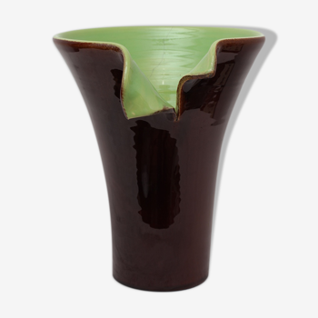 Vase brun et vert avec bord ouvert enroulé