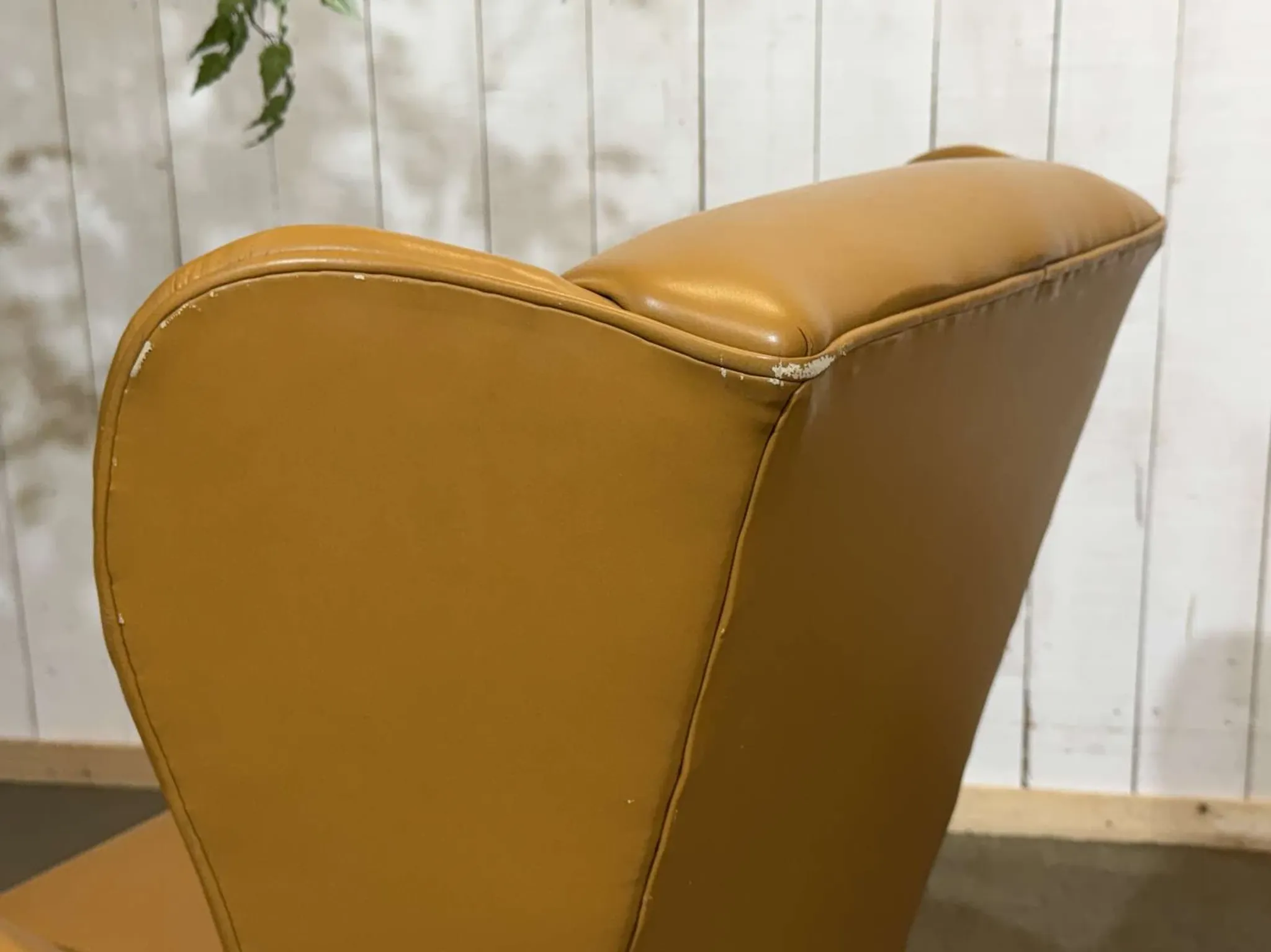 Pair of 1980s English wingback armchairs in leather.