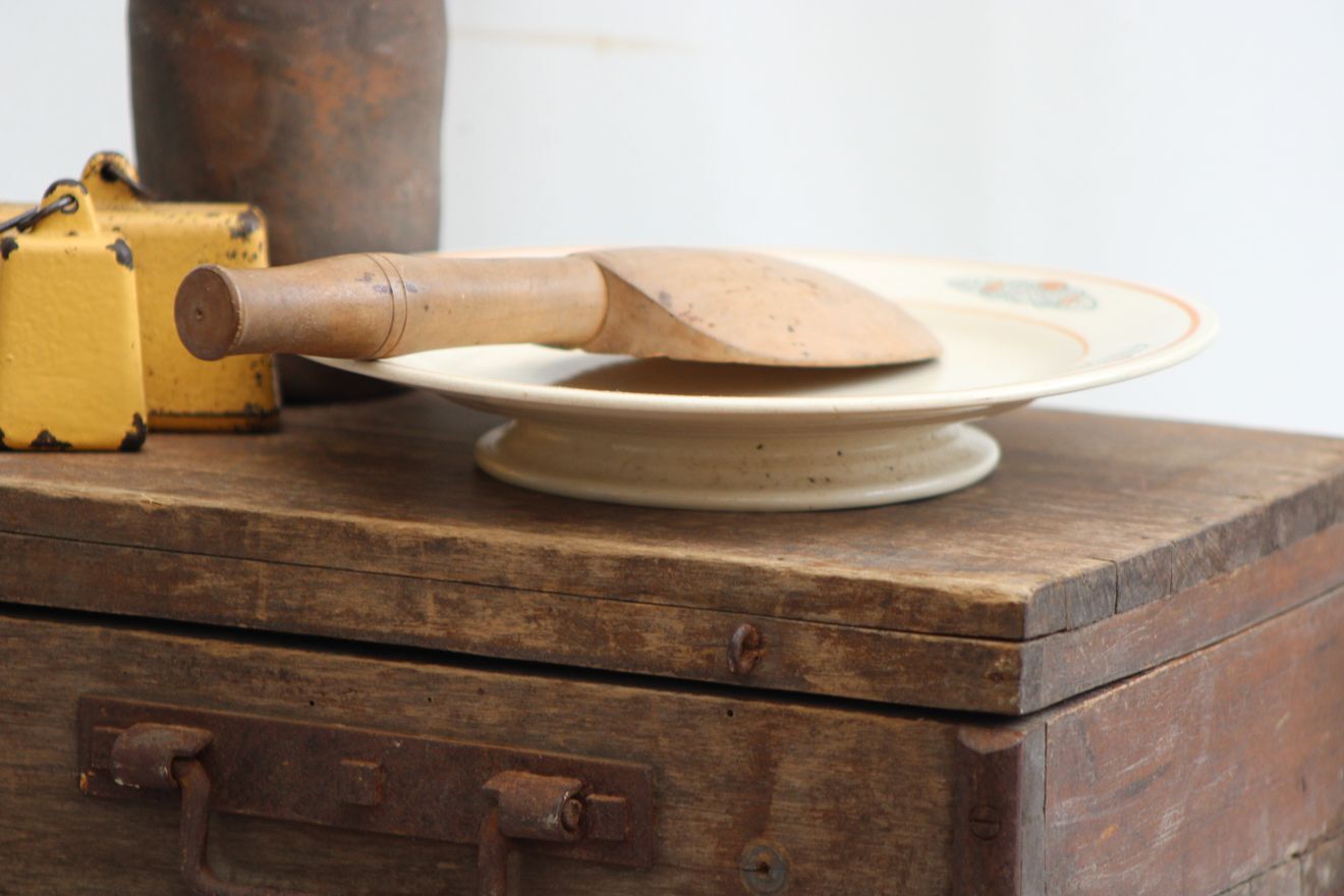 Ceramic standing dish