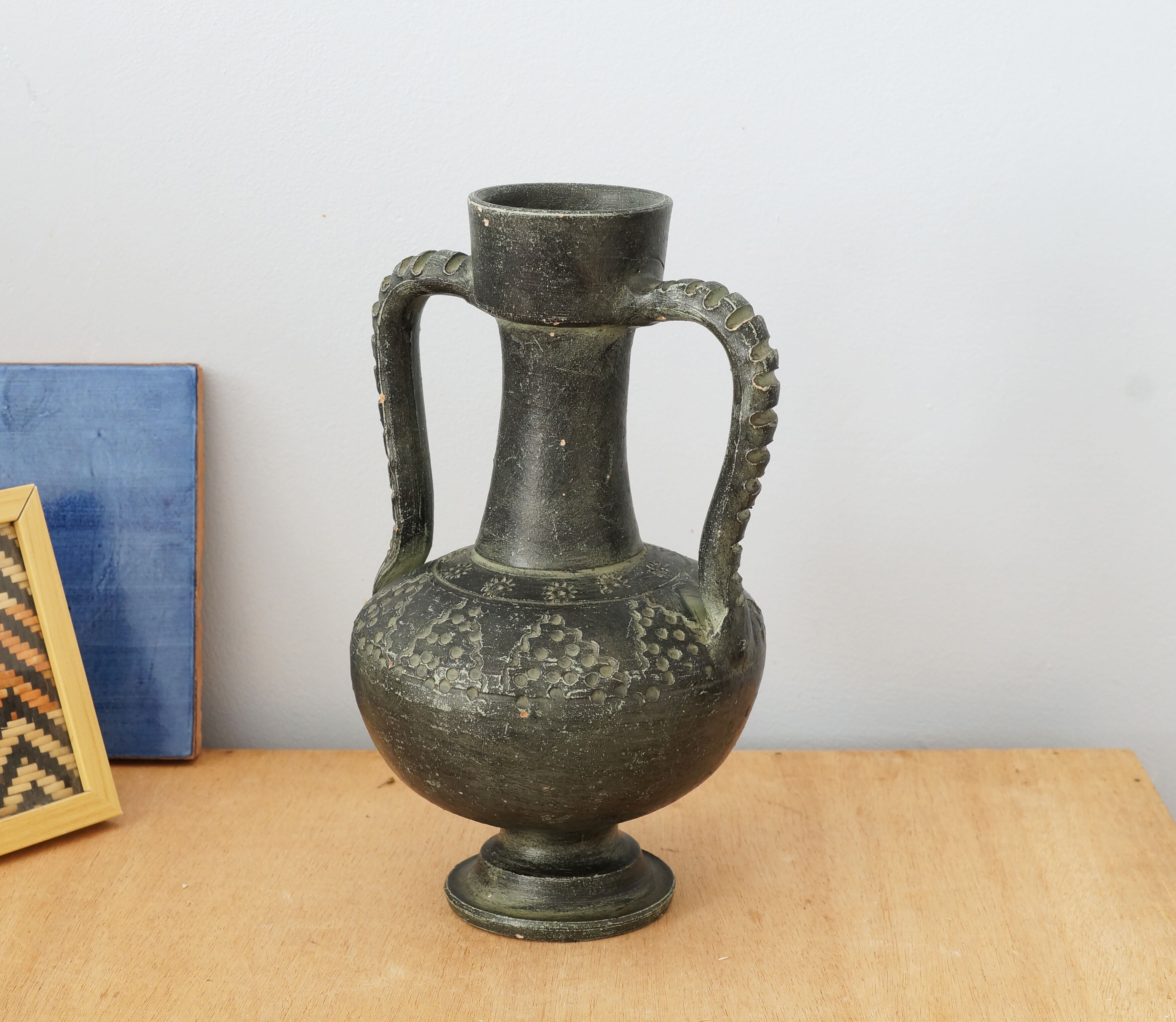 Black vase of antique inspiration in the shape of an amphora, 50s or 60s, vintage
