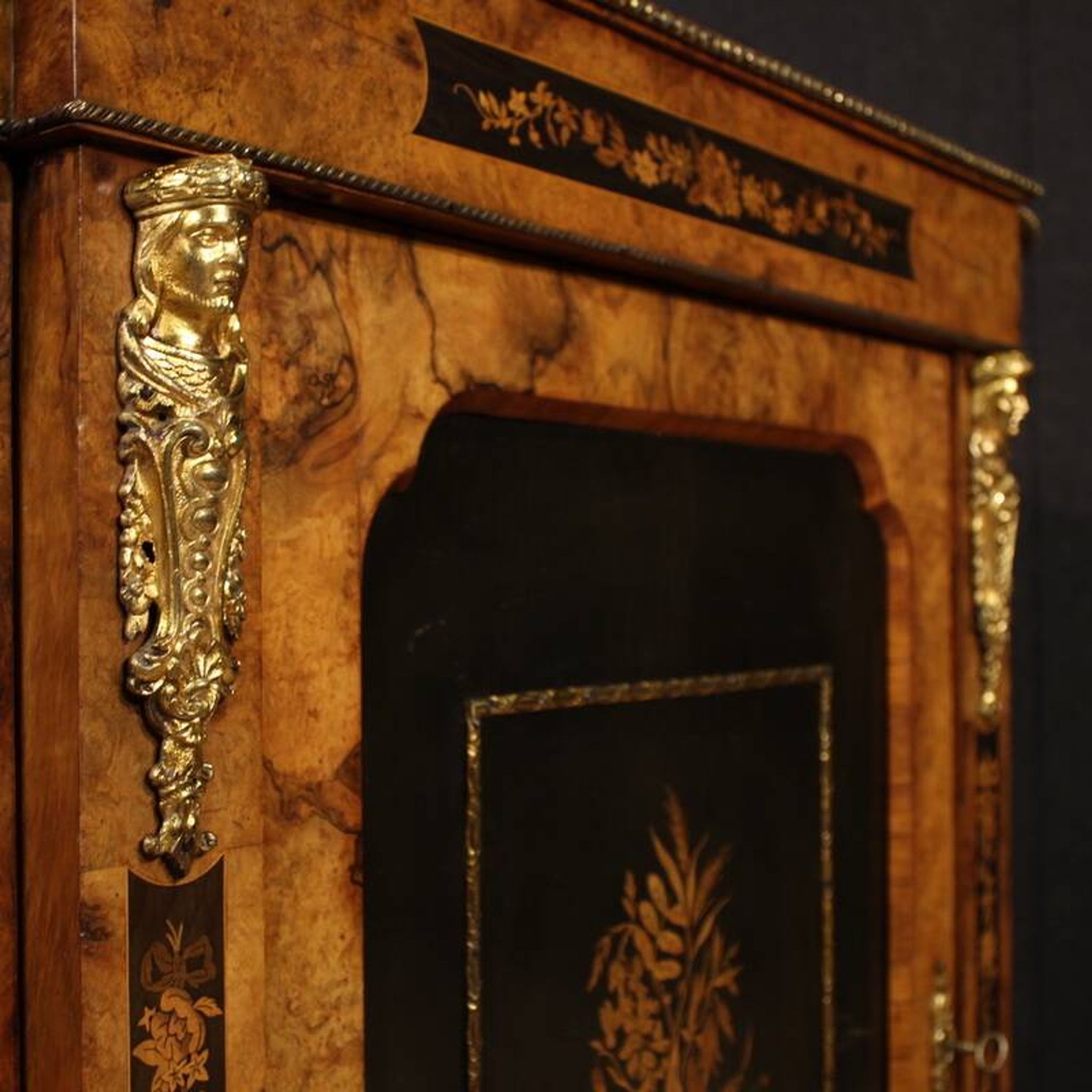 Buffet anglais en marqueterie, 20e siècle