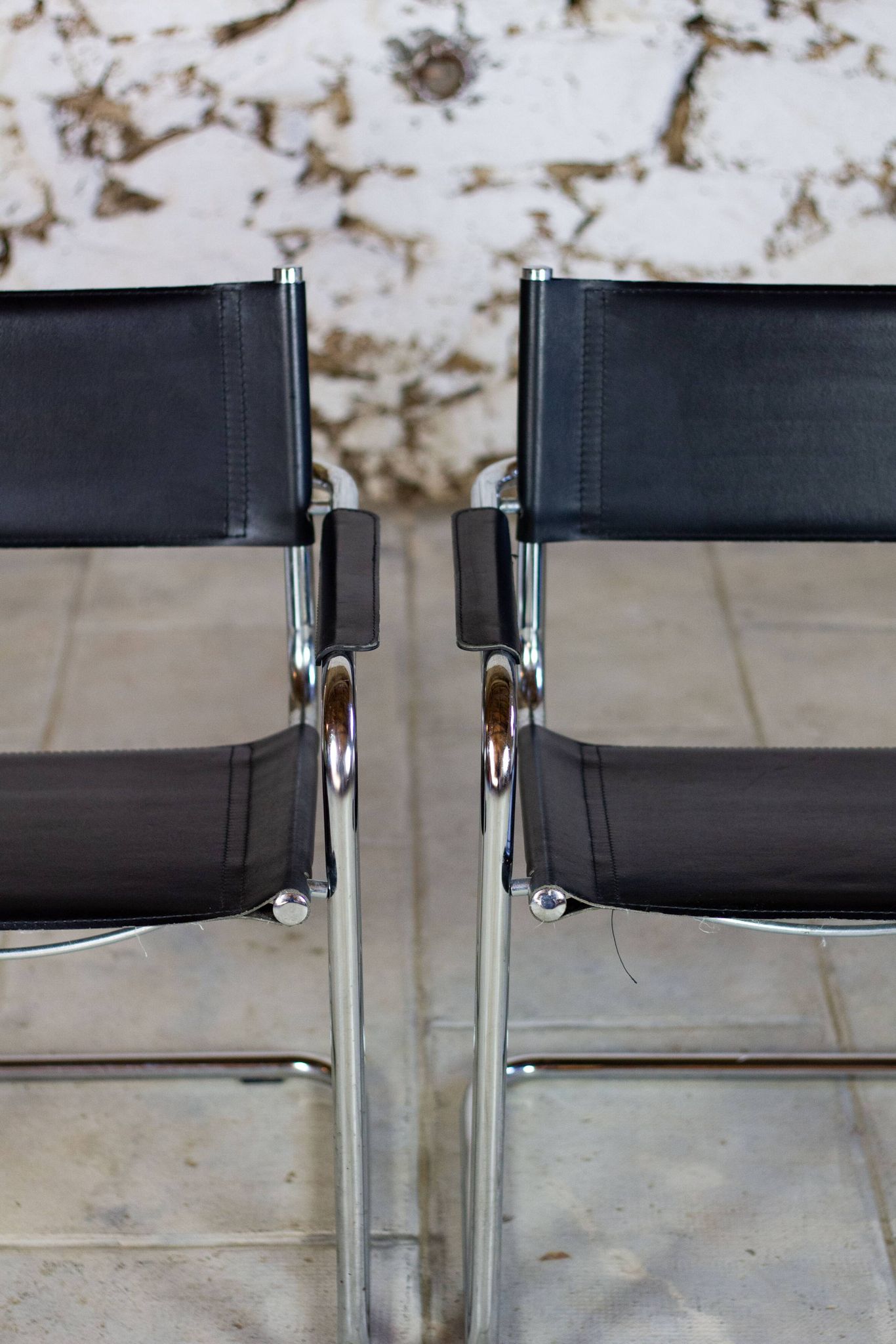 Pair of Bauhaus cantilever armchairs in chromed metal and leather, 1970