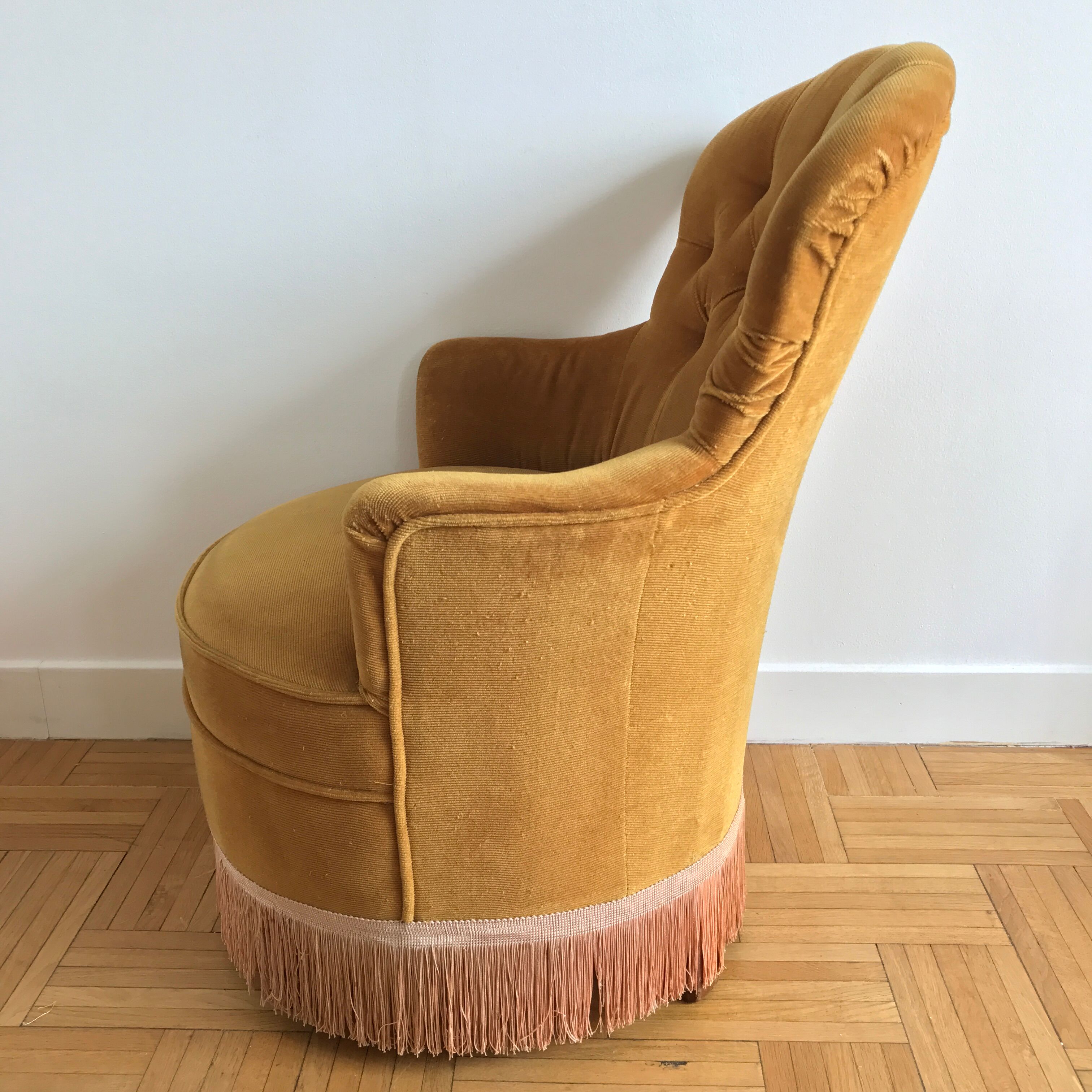Fauteuil crapaud capitonné en velours jaune