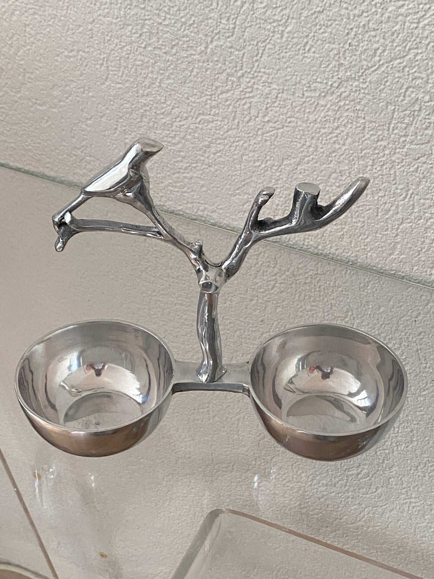Polished aluminium servant