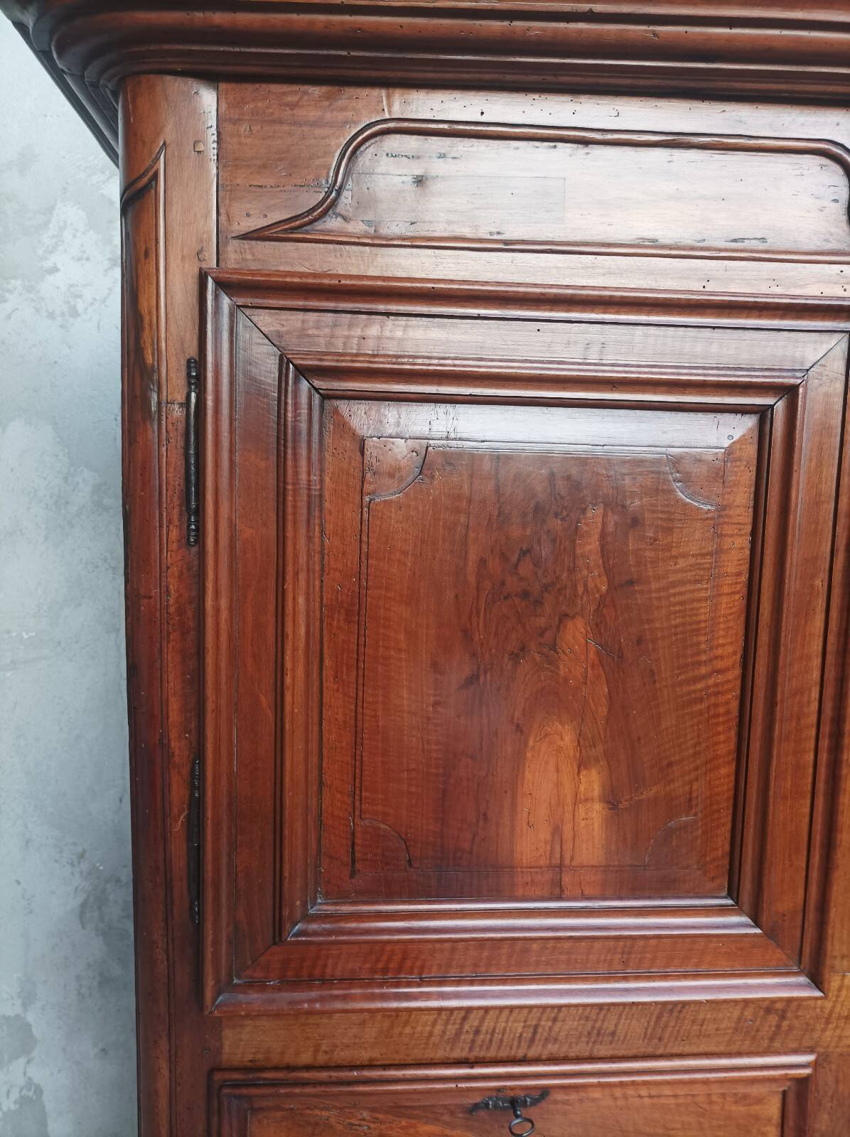 Louis XIV walnut buffet with 4 doors from the 18th century.