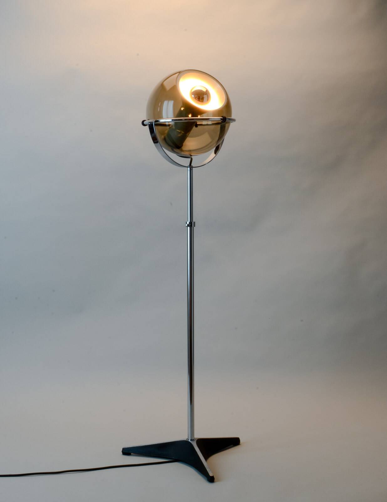 Dutch Design Raak Floorlamp ‘Globe’ by Frank Ligtelijn. The Netherlands 60s