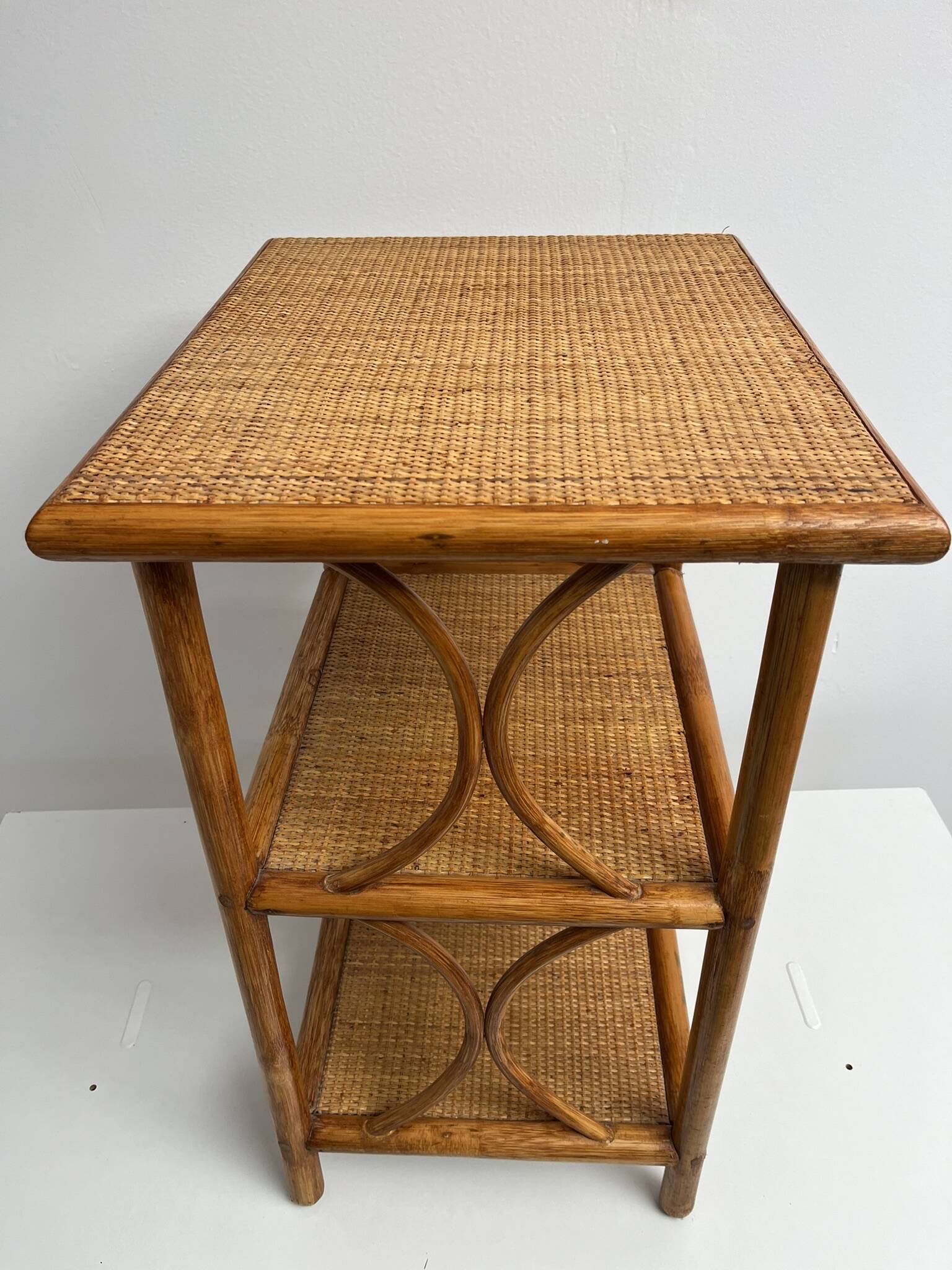 Petit meuble étagère en rotin