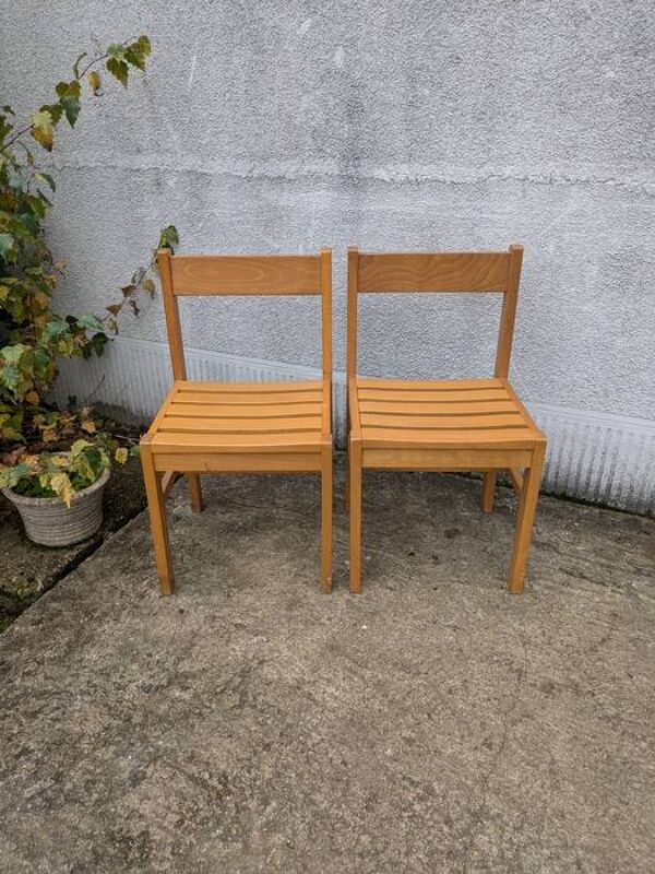 Paire de chaises de style André Sornay