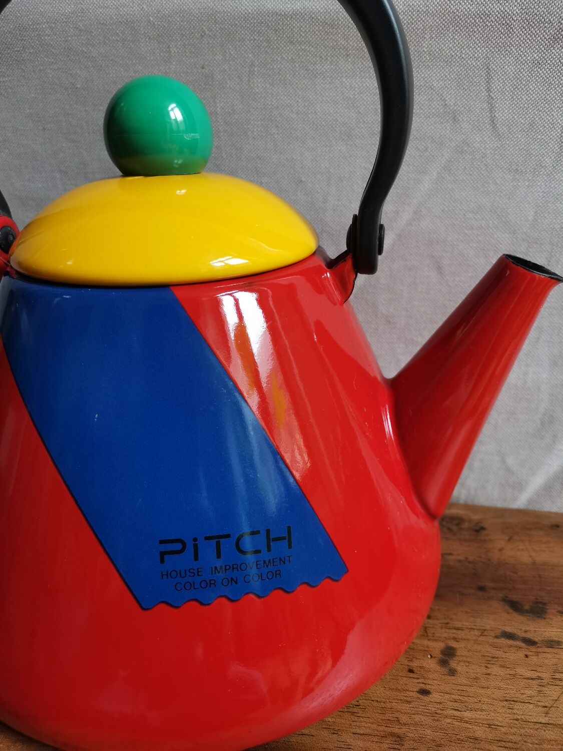 Enamelled metal kettle pitch 70 design style memphis