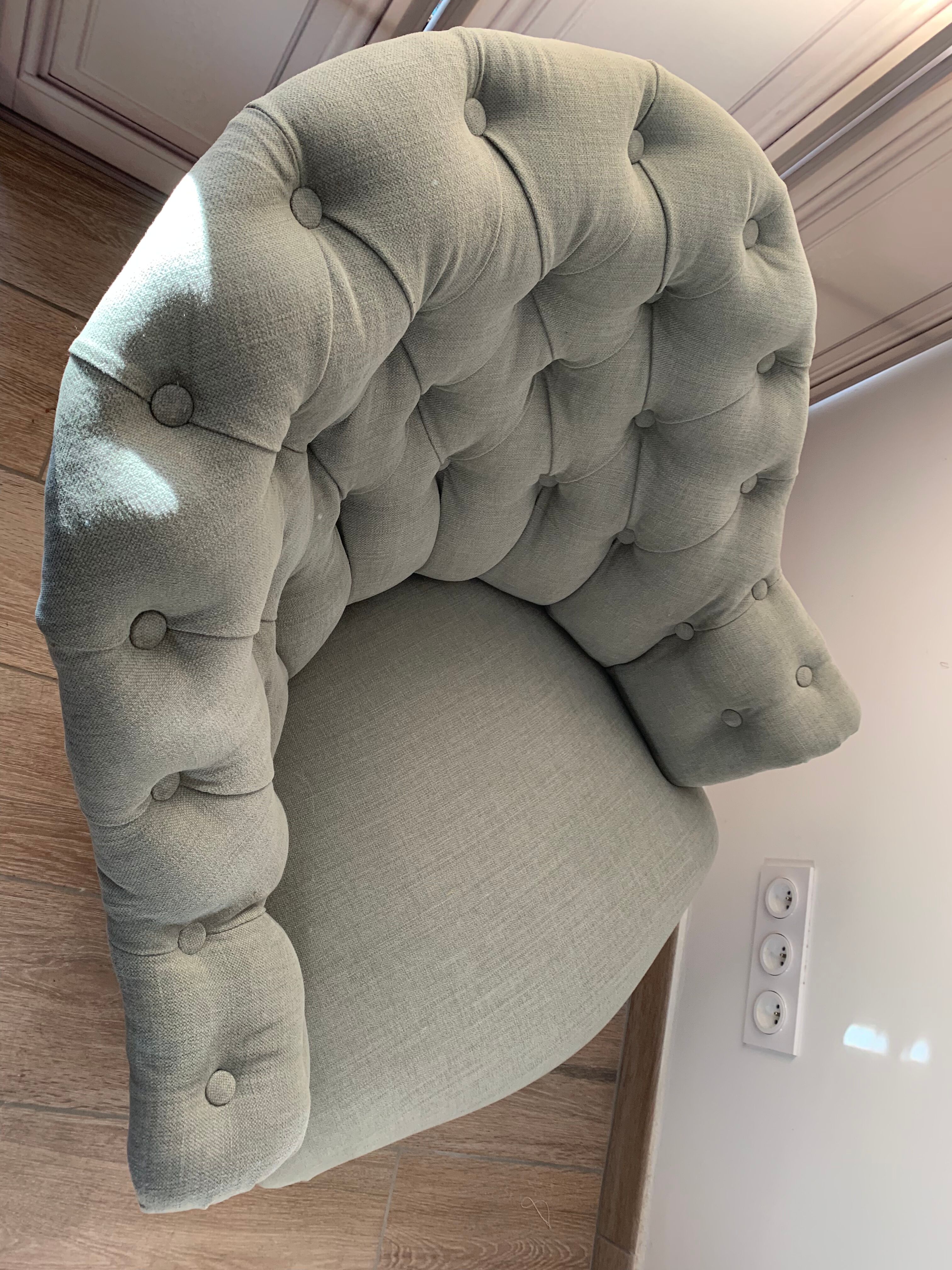 Padded toad armchair