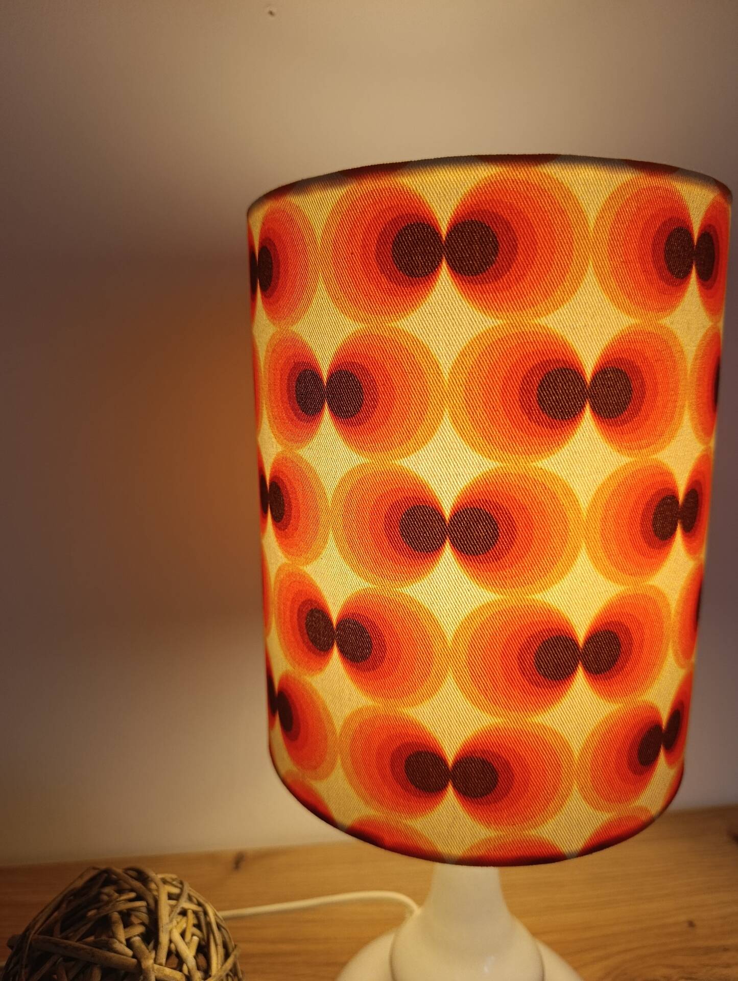 Table lamp in a seventies style | orange psychedelic round lampshade