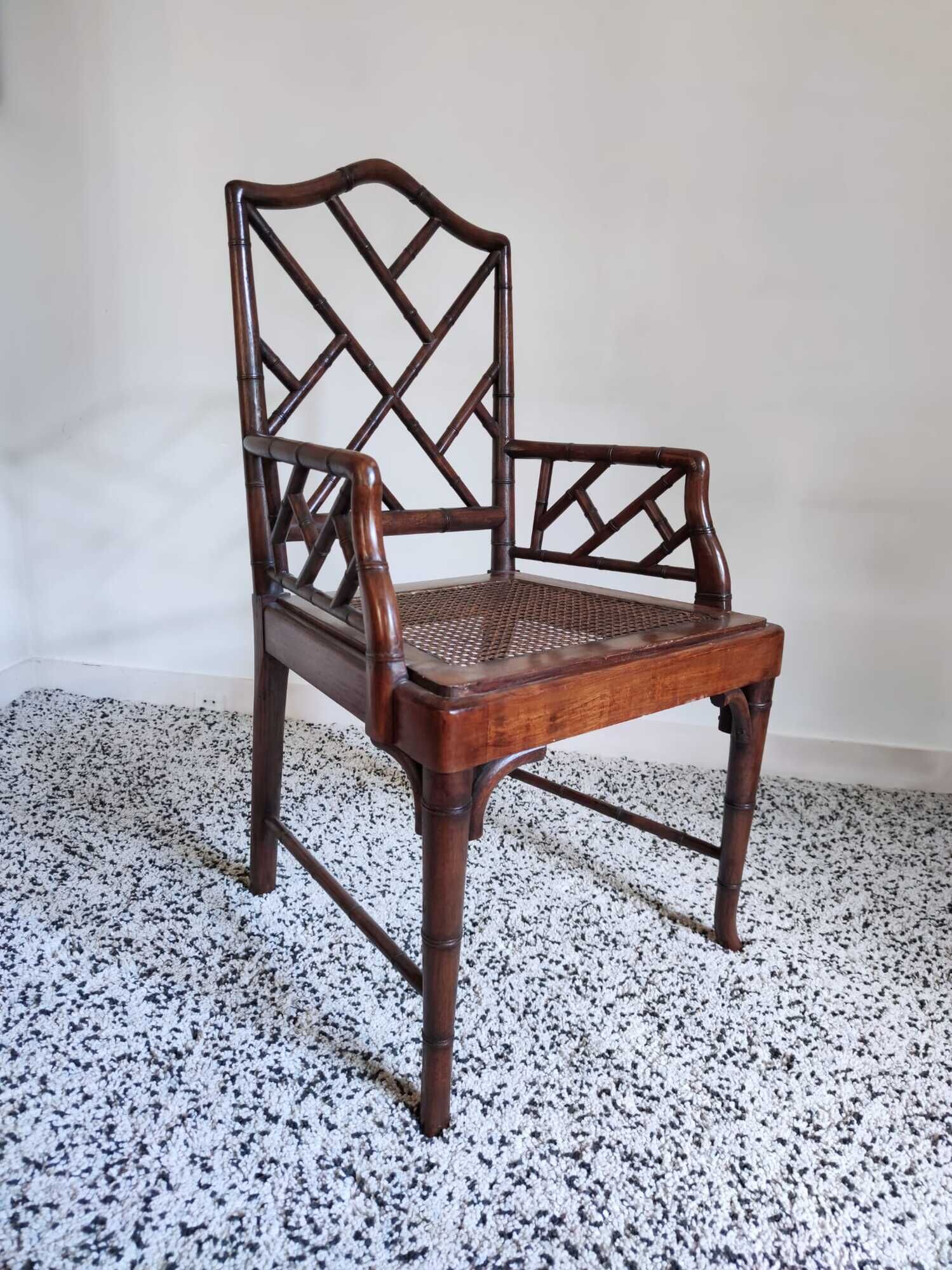 Fauteuil asiatique canné en bois à l'imitation du bambou