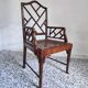 Fauteuil asiatique canné en bois à l'imitation du bambou