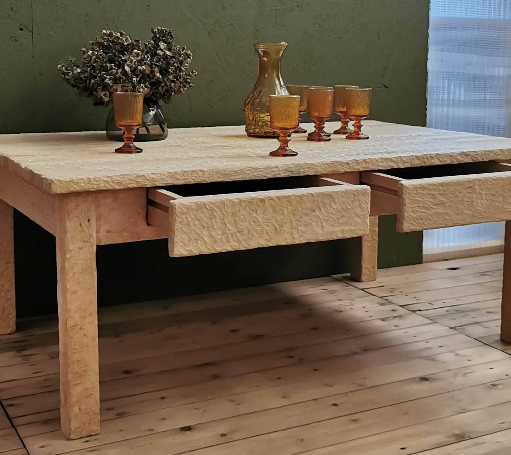 Table basse rectangulaire en hêtre texturé — bois massif