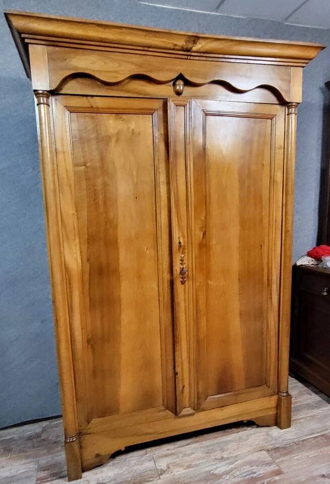 Exceptional Empire period wardrobe in solid walnut, 19th century, circa 1800