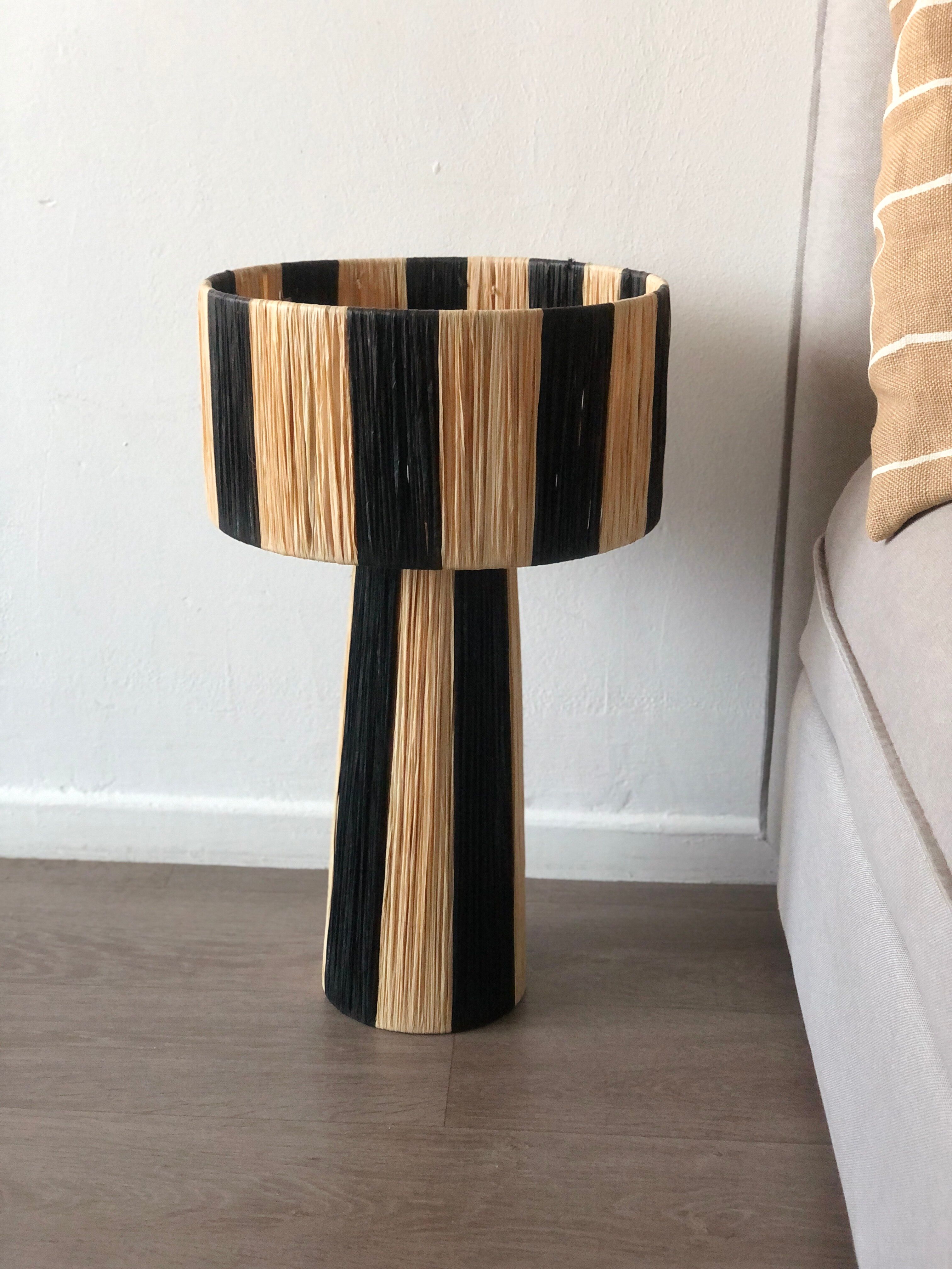 Lamppost in Raphia fine black natural style