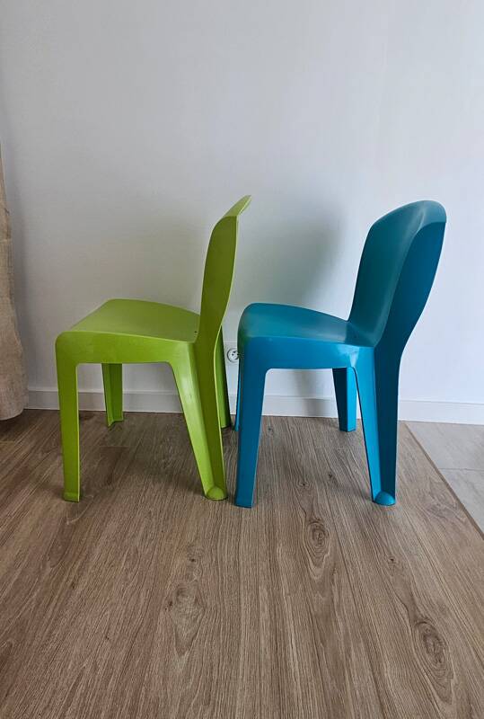 Stackable chair pair designed by Gabriele Pezzini – Evolutif model
