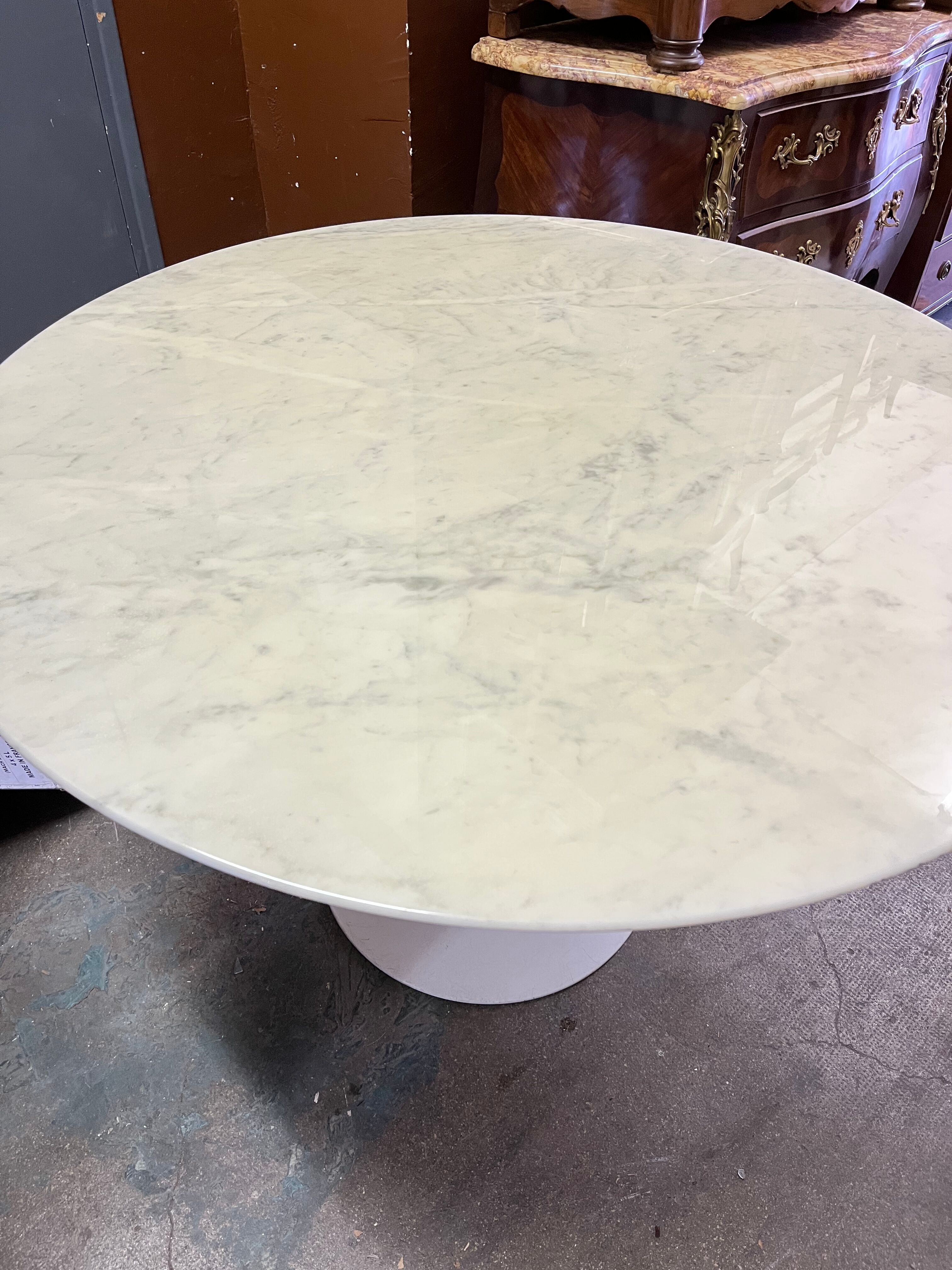 Marble round table by Ereo Saarinen , Knoll edition