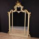 Grand miroir laqué et doré de style Louis XV du 20e siècle.