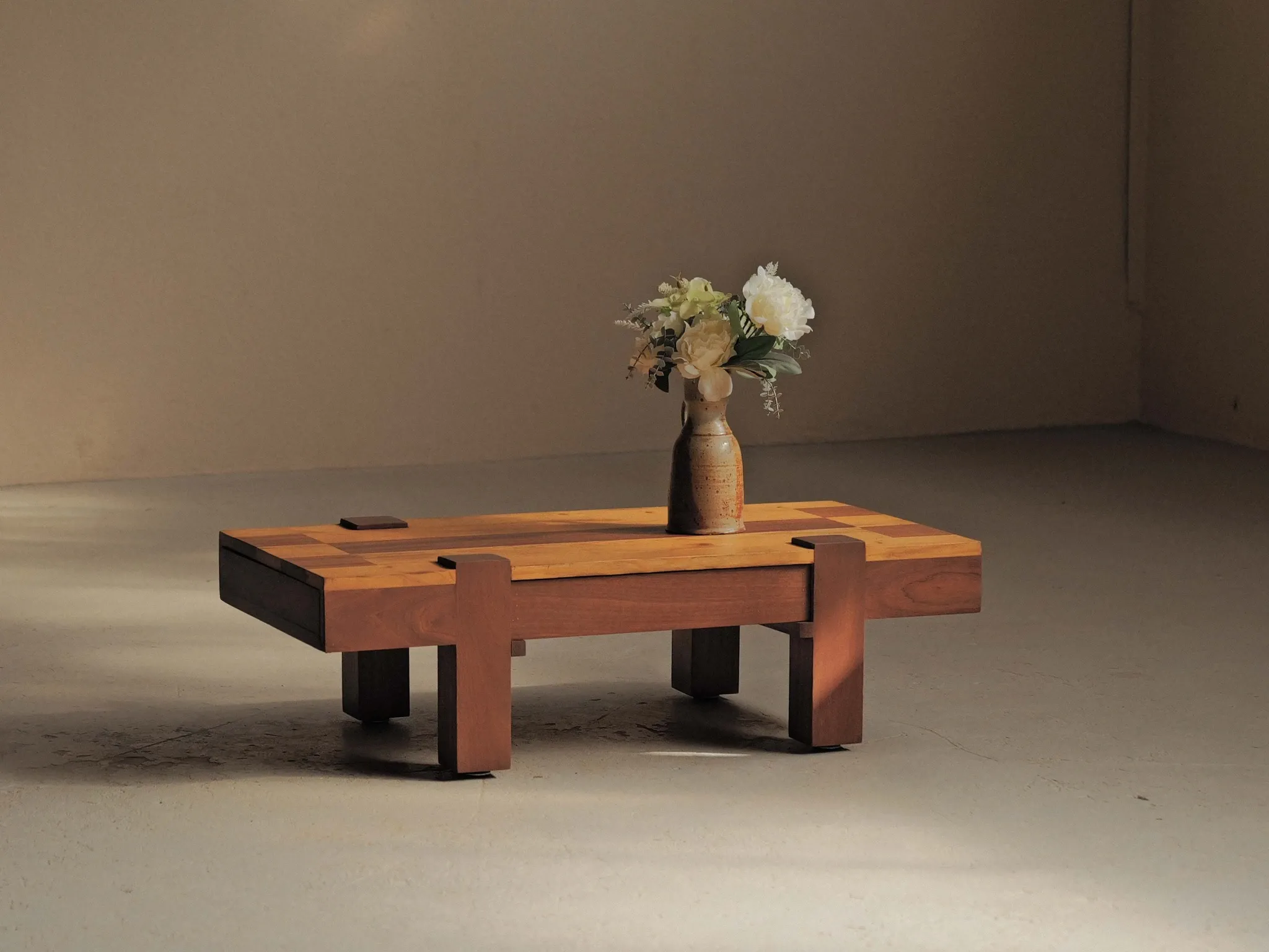 Table basse artisanale à plateau graphique, vers 1980
