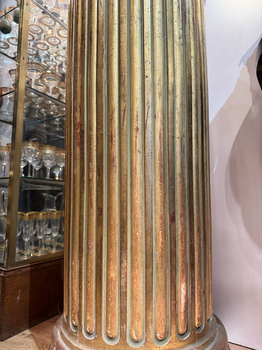 Large fluted golden wood column with a marble top, work from around 1900.