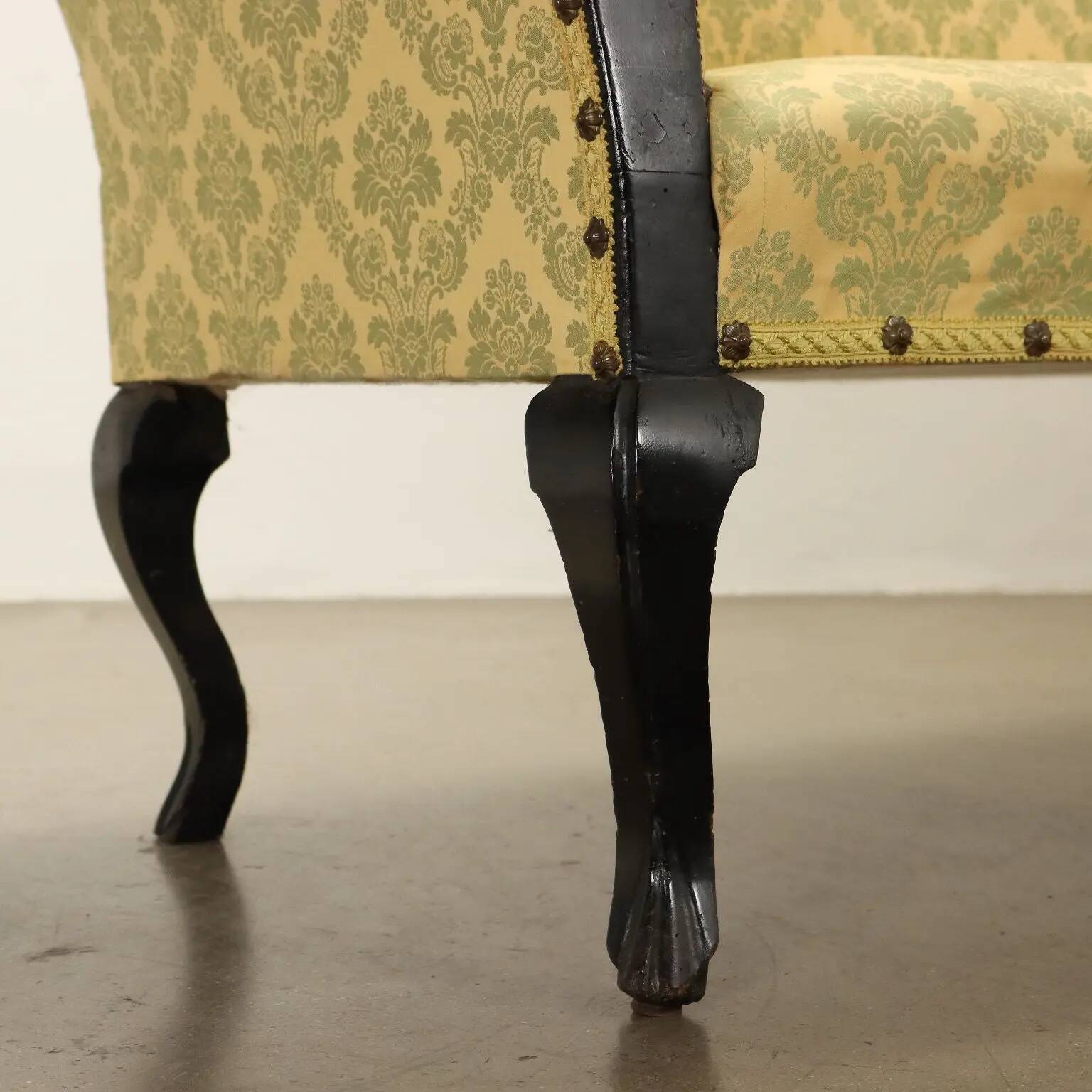 Canapé ancien en noyer avec revêtement en tissu, Italie XVIIIe siècle