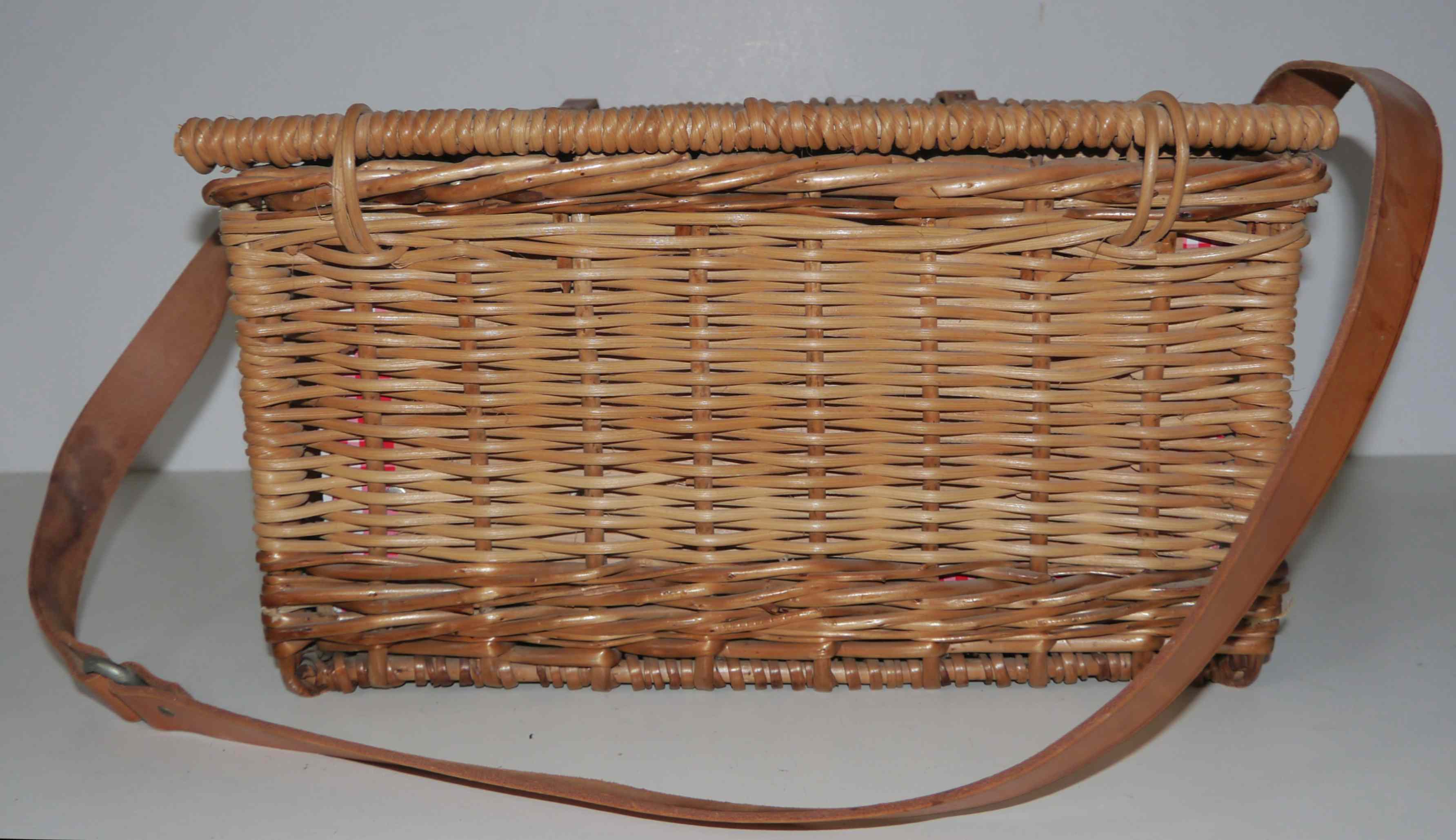 Old artisanal wicker picnic basket 50