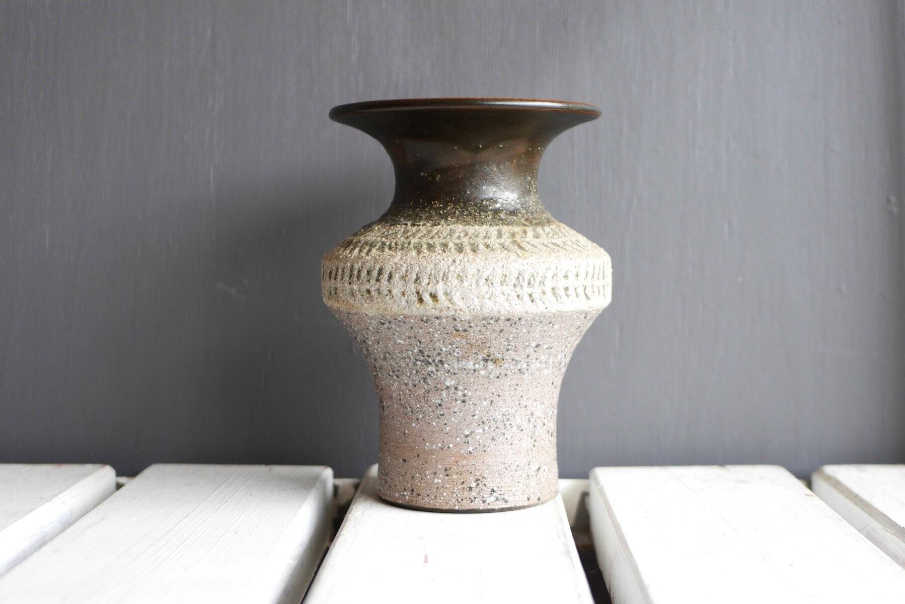 Brutalist ceramic vase in Scandinavian modernist style from the mid-century by Thomas Hellström for Nittsjö, Sweden.