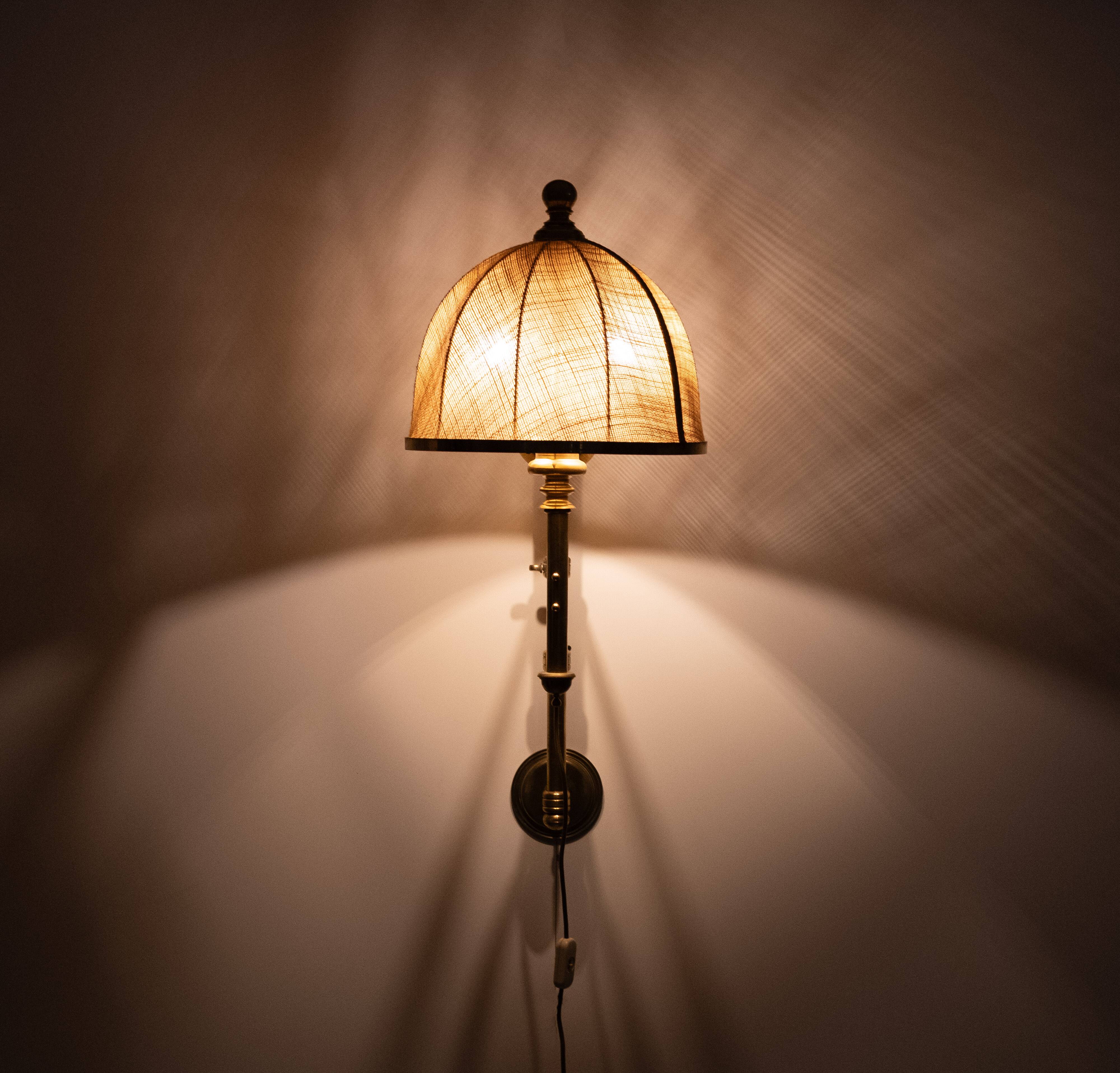 Applique murale à bras articulé en laiton réglable, abat-jour en toile de jute, Angleterre des années 1950