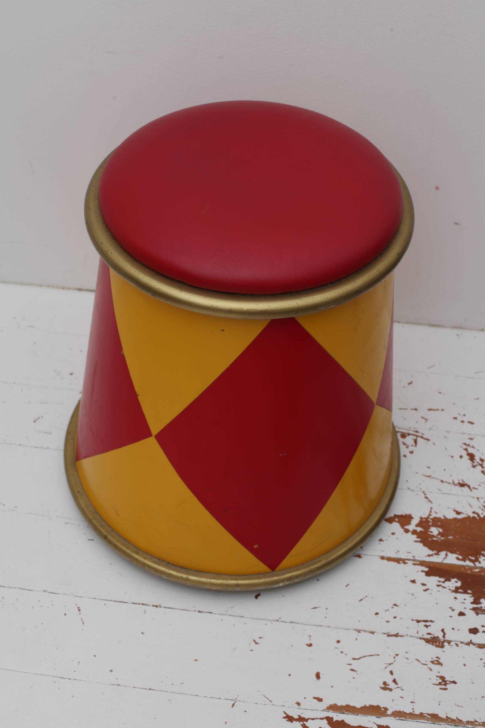 Circus stool pouf