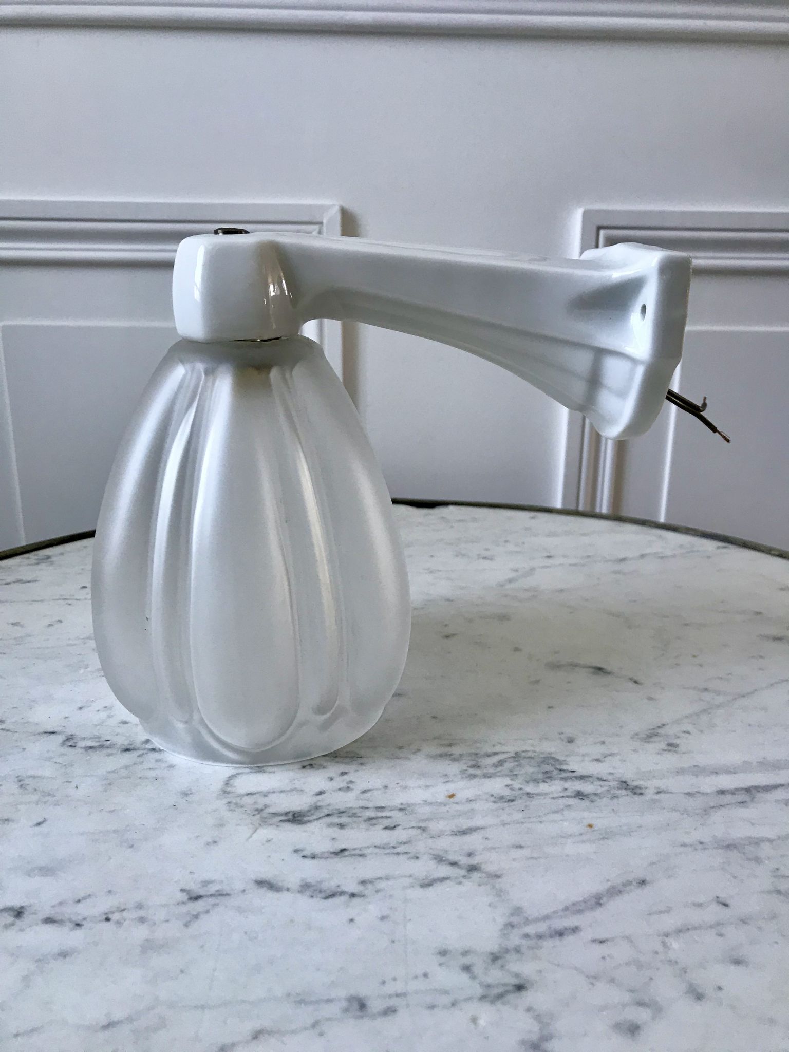 Art Deco wall lamp in molded glass and porcelain 30s