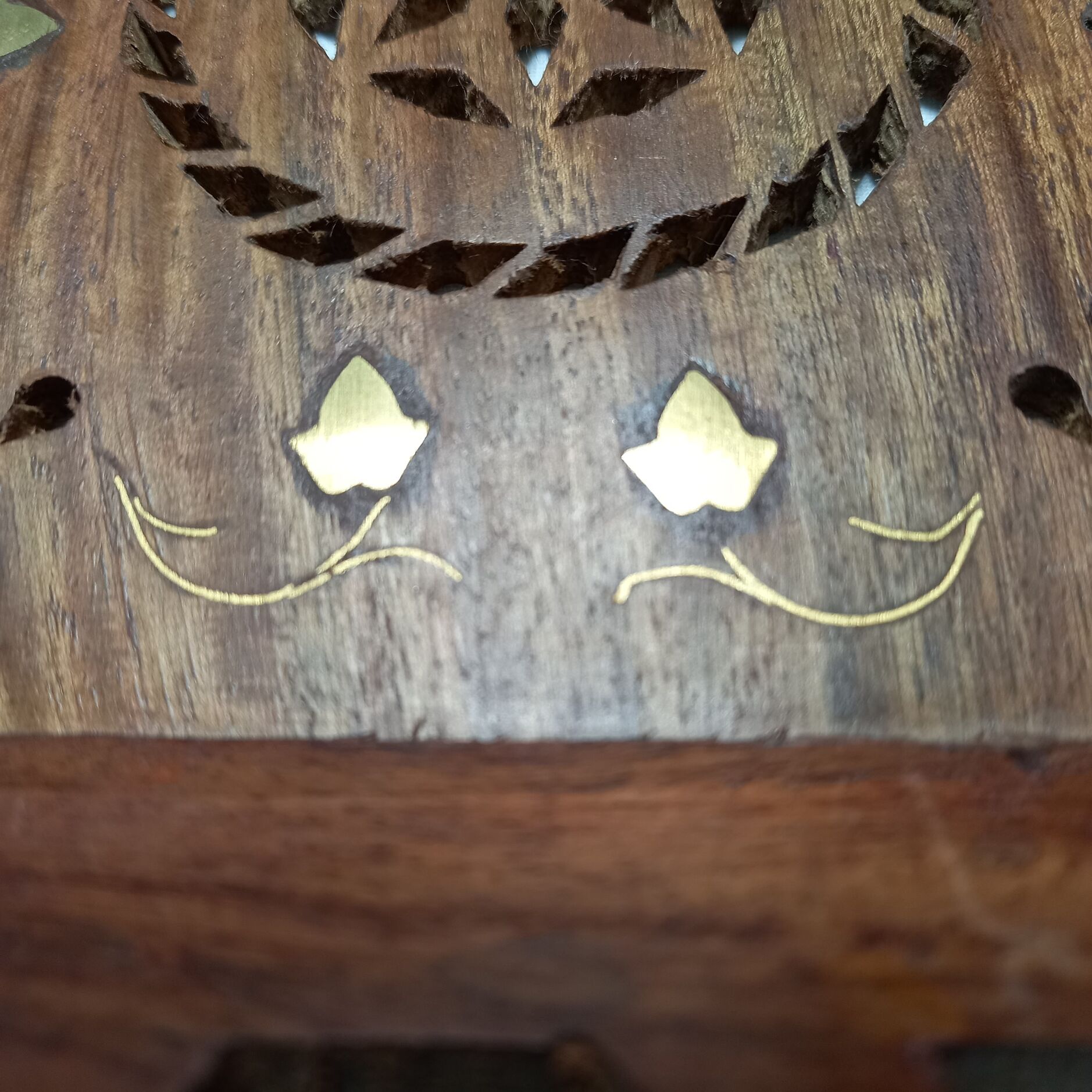 Moroccan empty pocket, inlaid wood and brass flowers