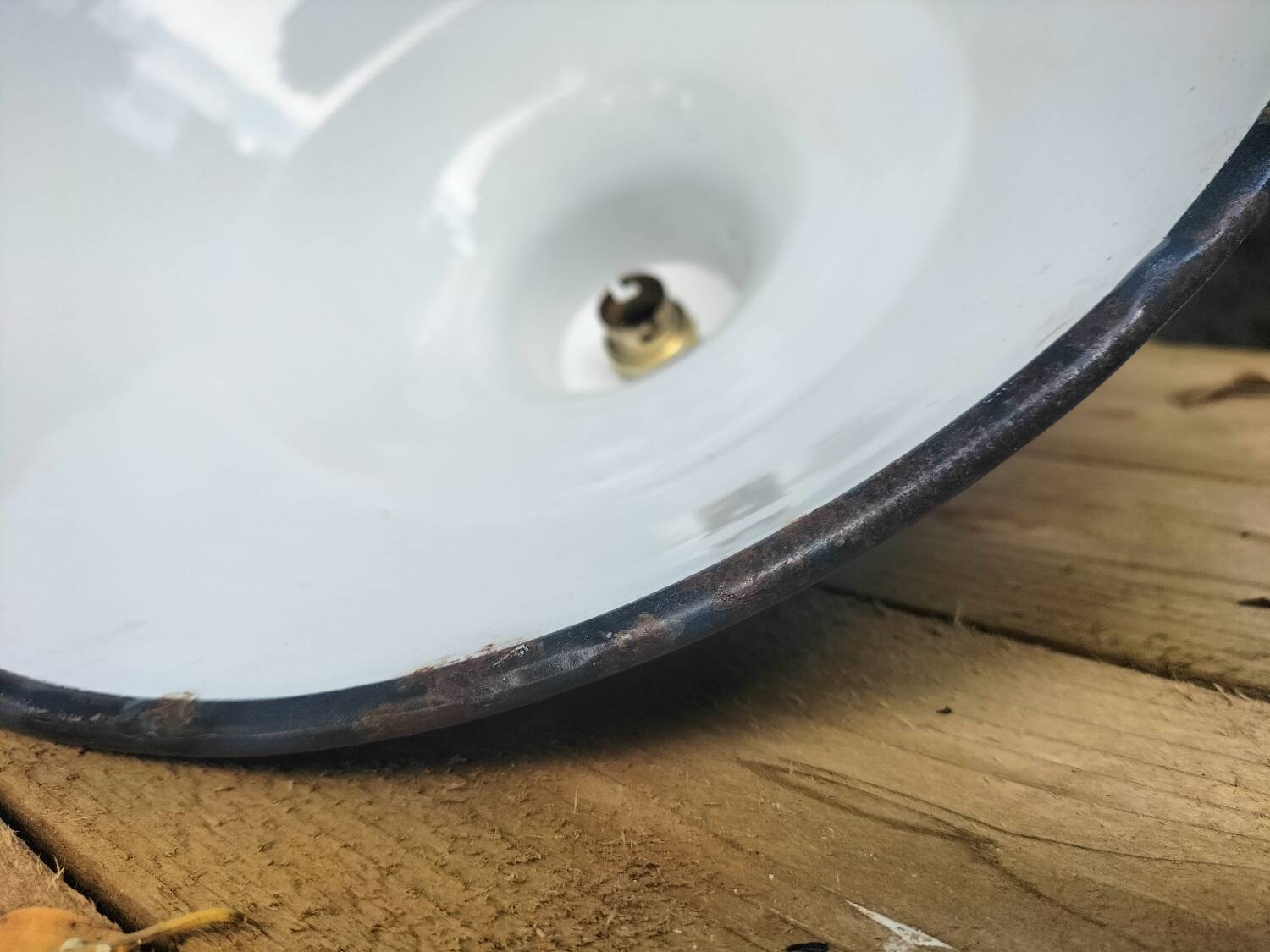 Pair of enamelled sheet metal suspensions