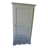 Armoire, penderie patinée gris perle finition cirée.