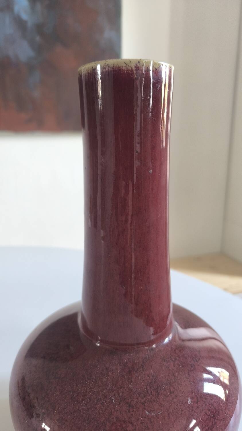 Vase globulaire en porcelaine à haut col "sang de boeuf"