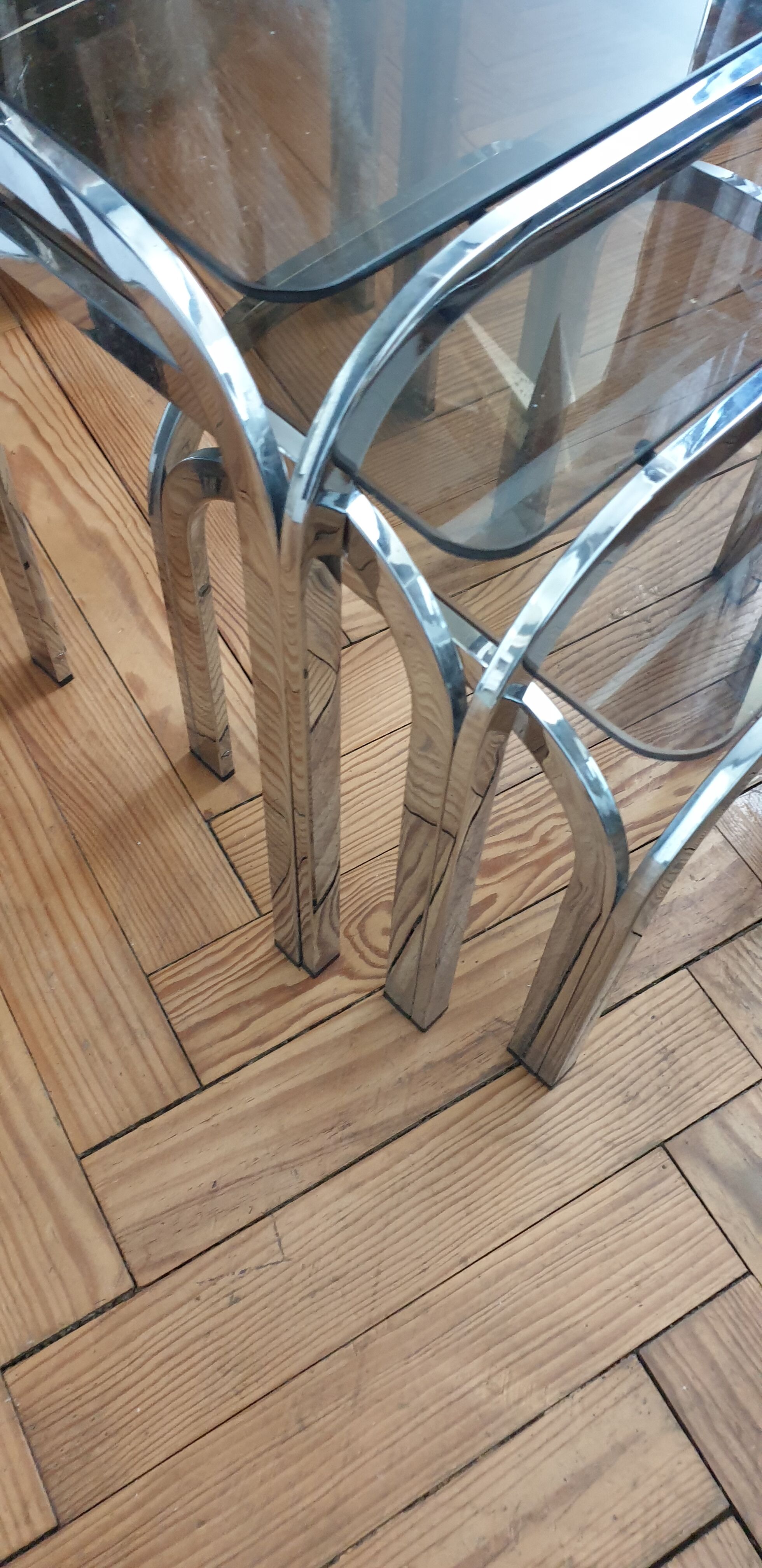 Trundle table in tubular steel and smoked glass