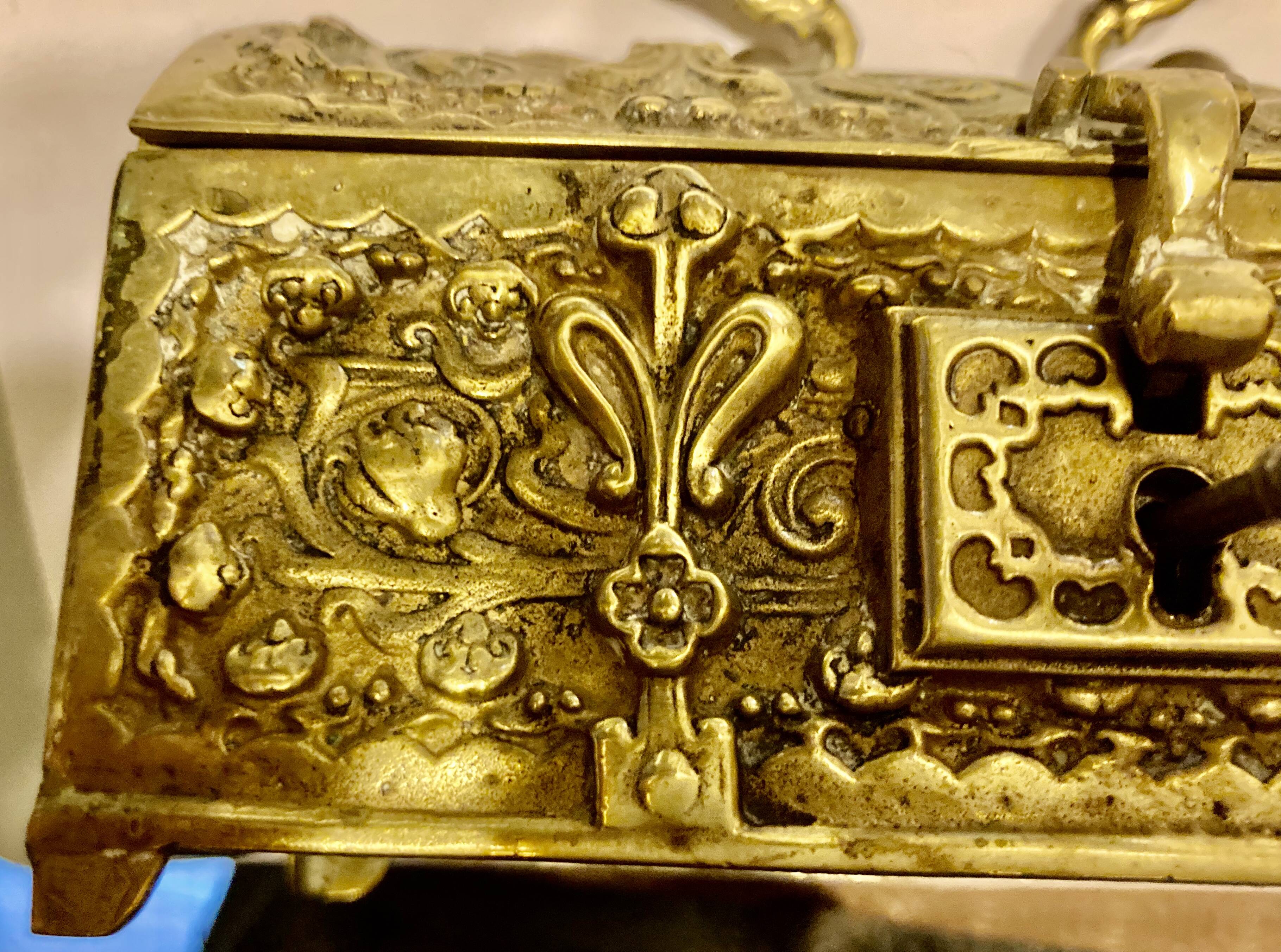 Jewelry chest with its bronze key, Renaissance style, 19th century fleur-de-lis decoration