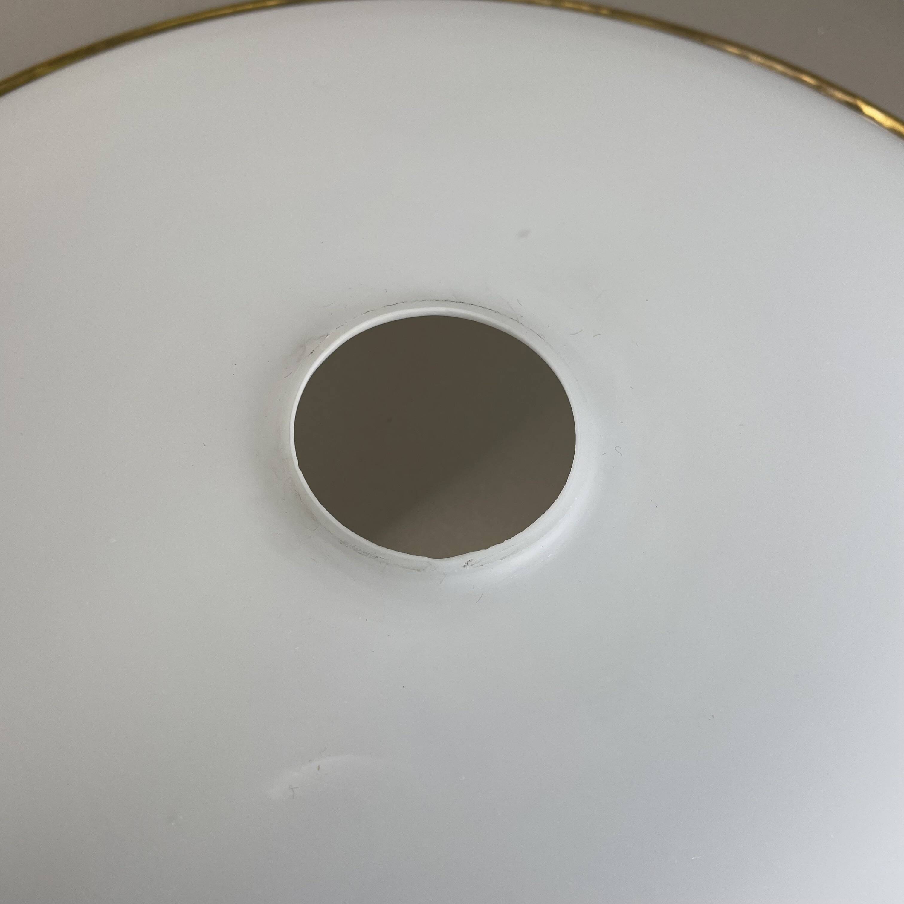 Plafonnier mural en métal opale moderniste, Italie années 1950