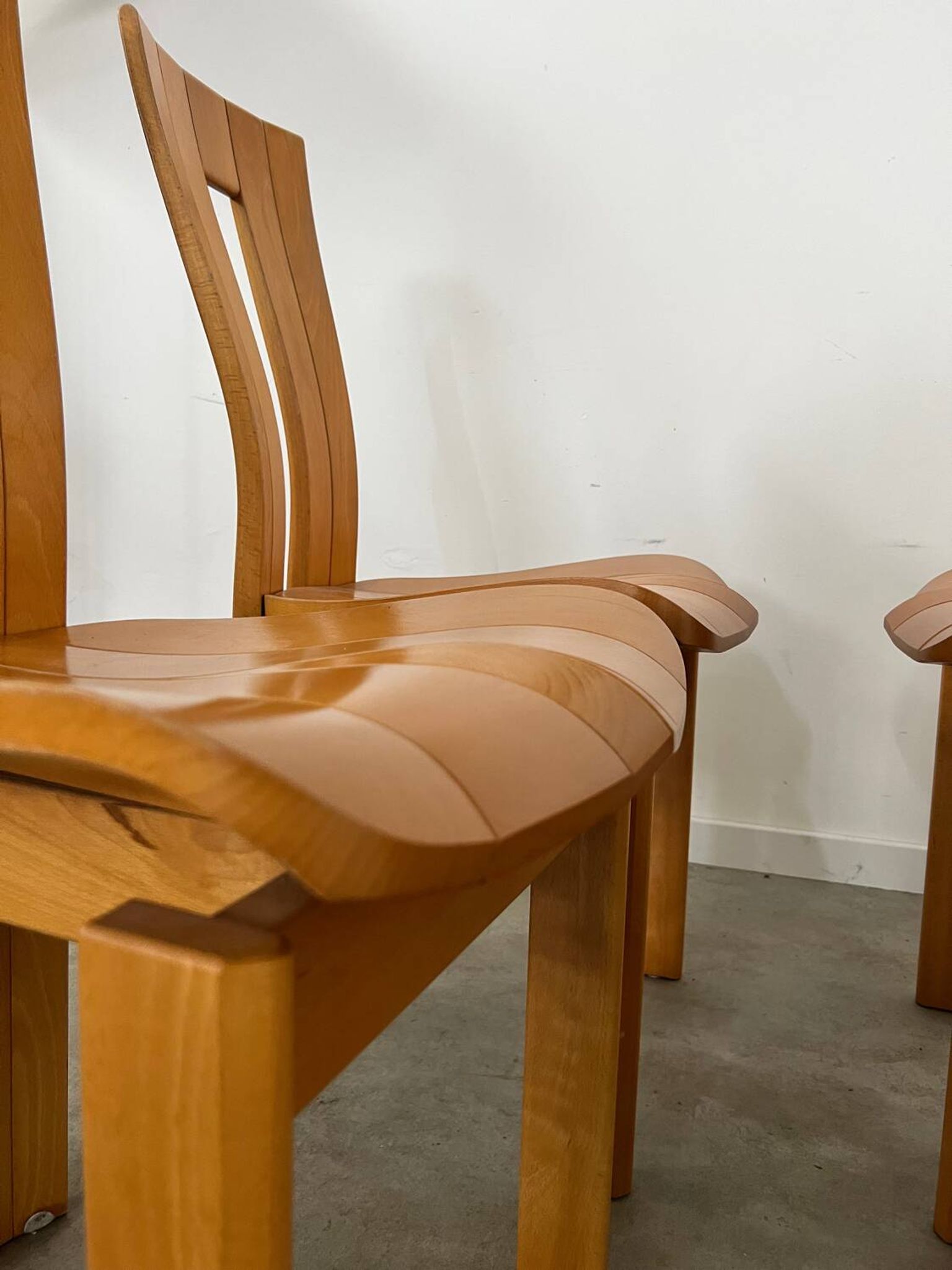 4 old French design solid elm chairs from the 70s vintage