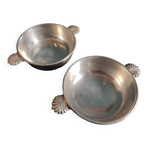 Lot de deux assiettes de service en métal argenté français, par Felix Frères orfèvrerie