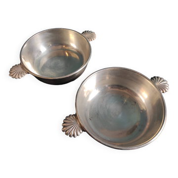 Lot de deux assiettes de service en métal argenté français, par Felix Frères orfèvrerie