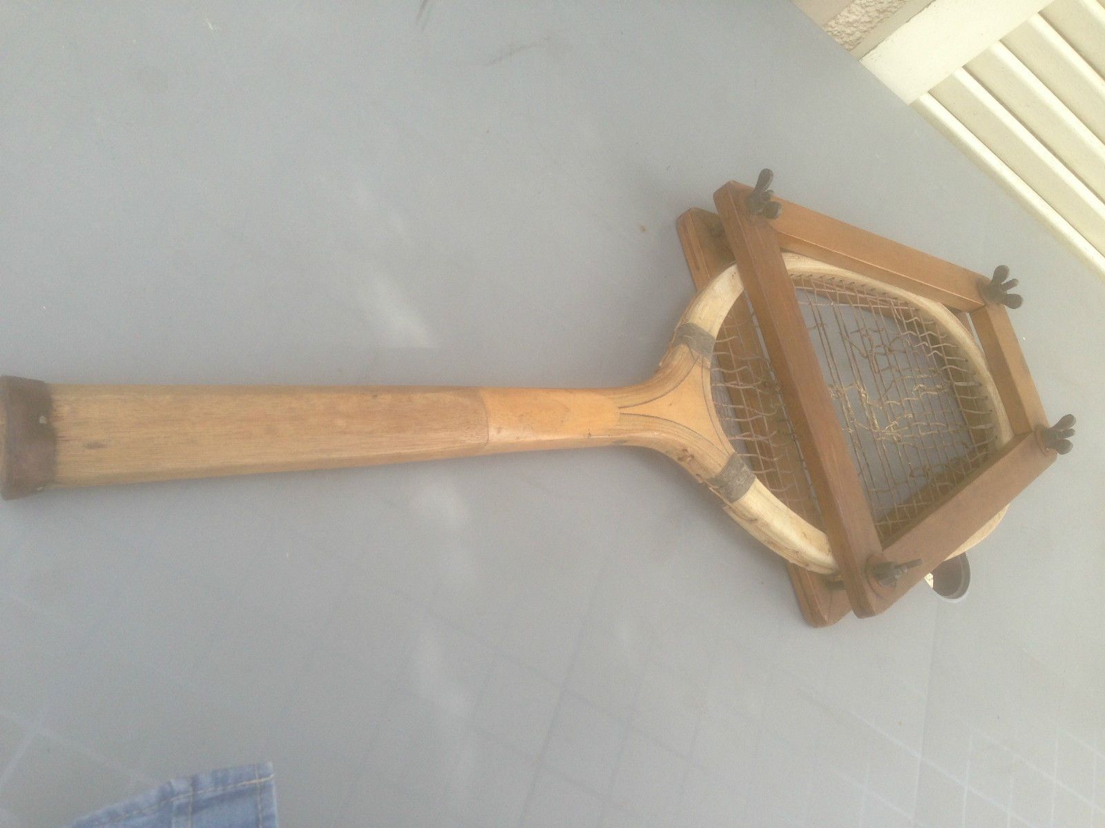 Ancienne Raquette De Tennis En Bois Des Années 1900 - Objet De Décoration Vintage