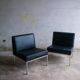 Ensemble de 2 fauteuils lounge minimalistes en cuir noir avec structure en métal brossé