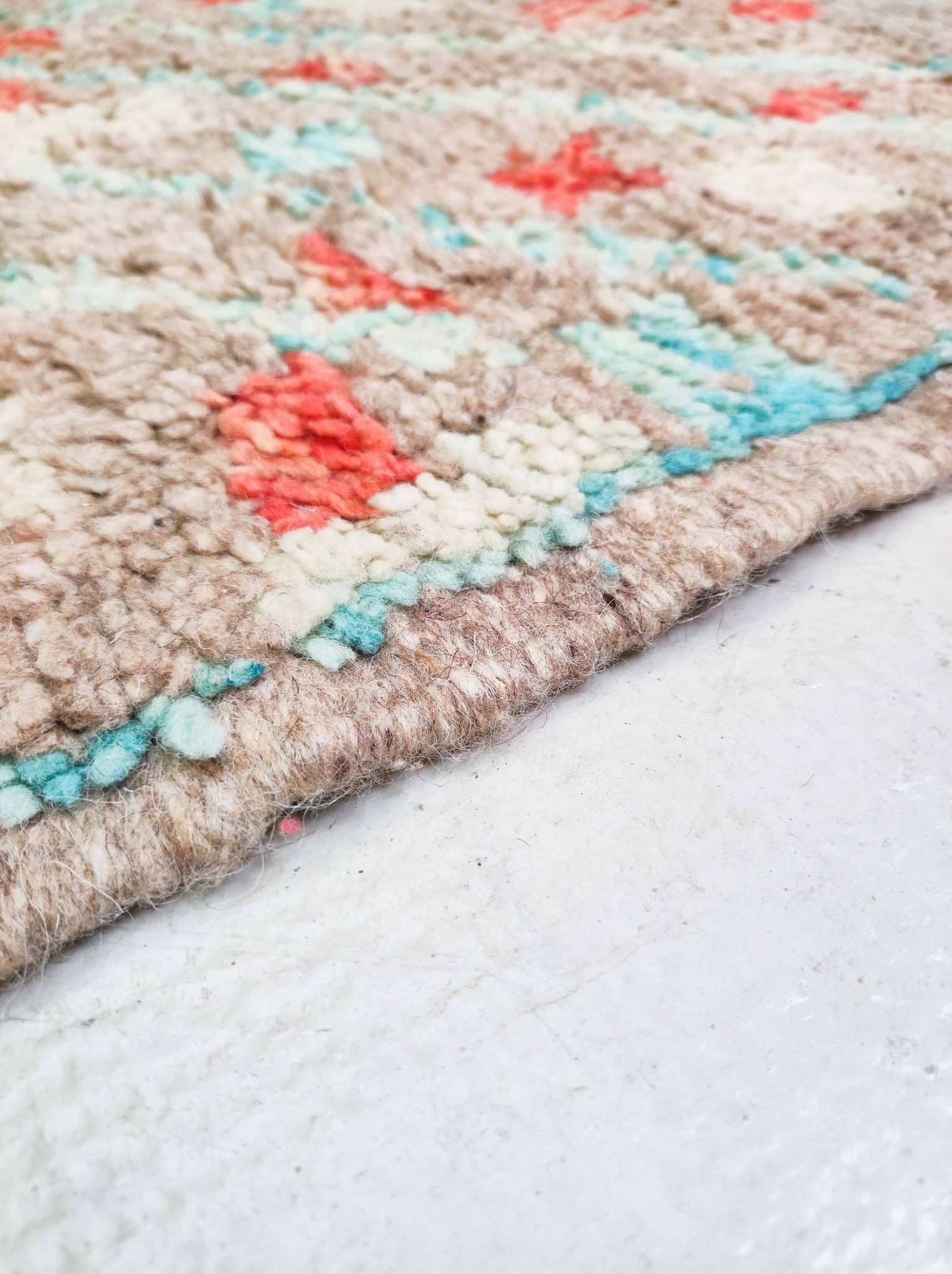 Tapis berbère marocain Boujaad coloré dimensions 2,37x1,59m