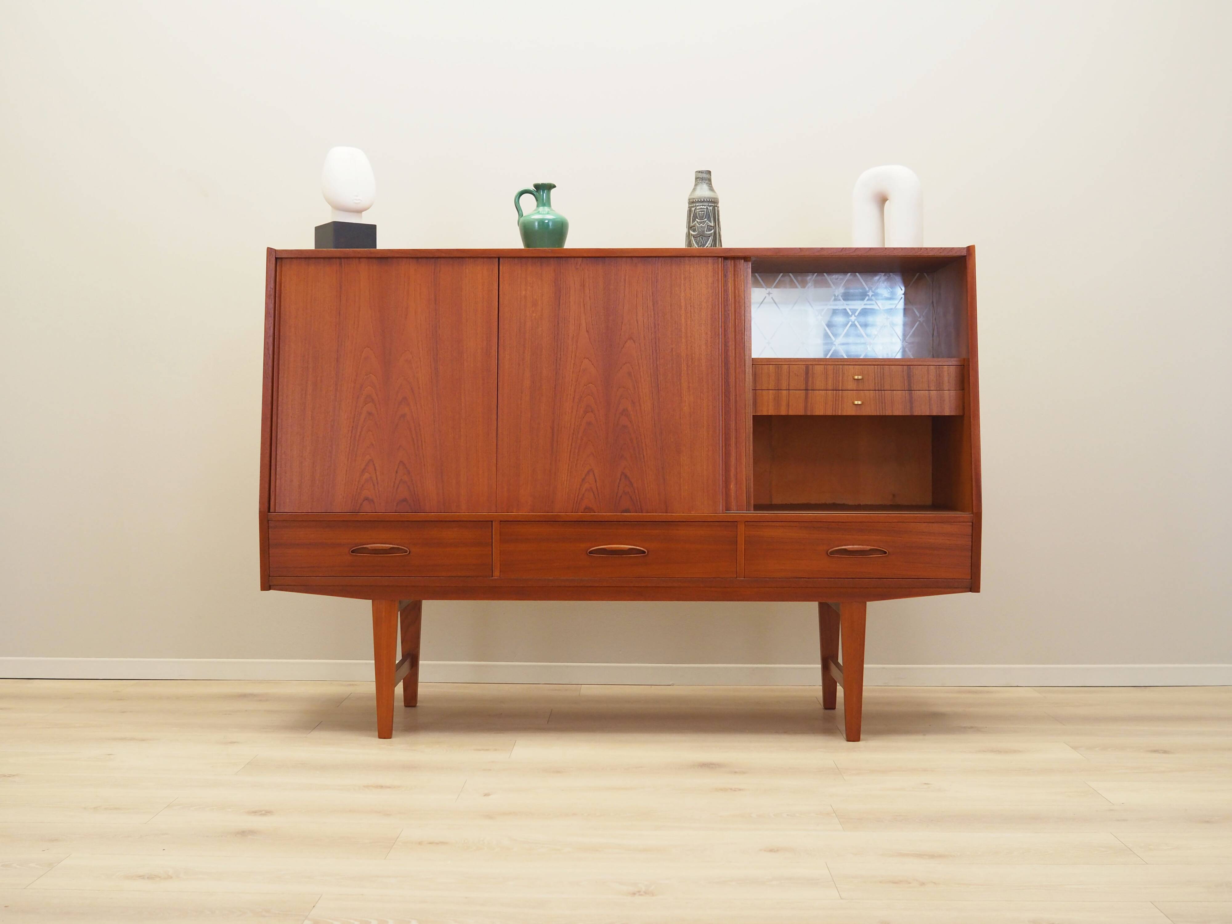 Buffet haut en teck, design danois, années 1960, production : Danemark