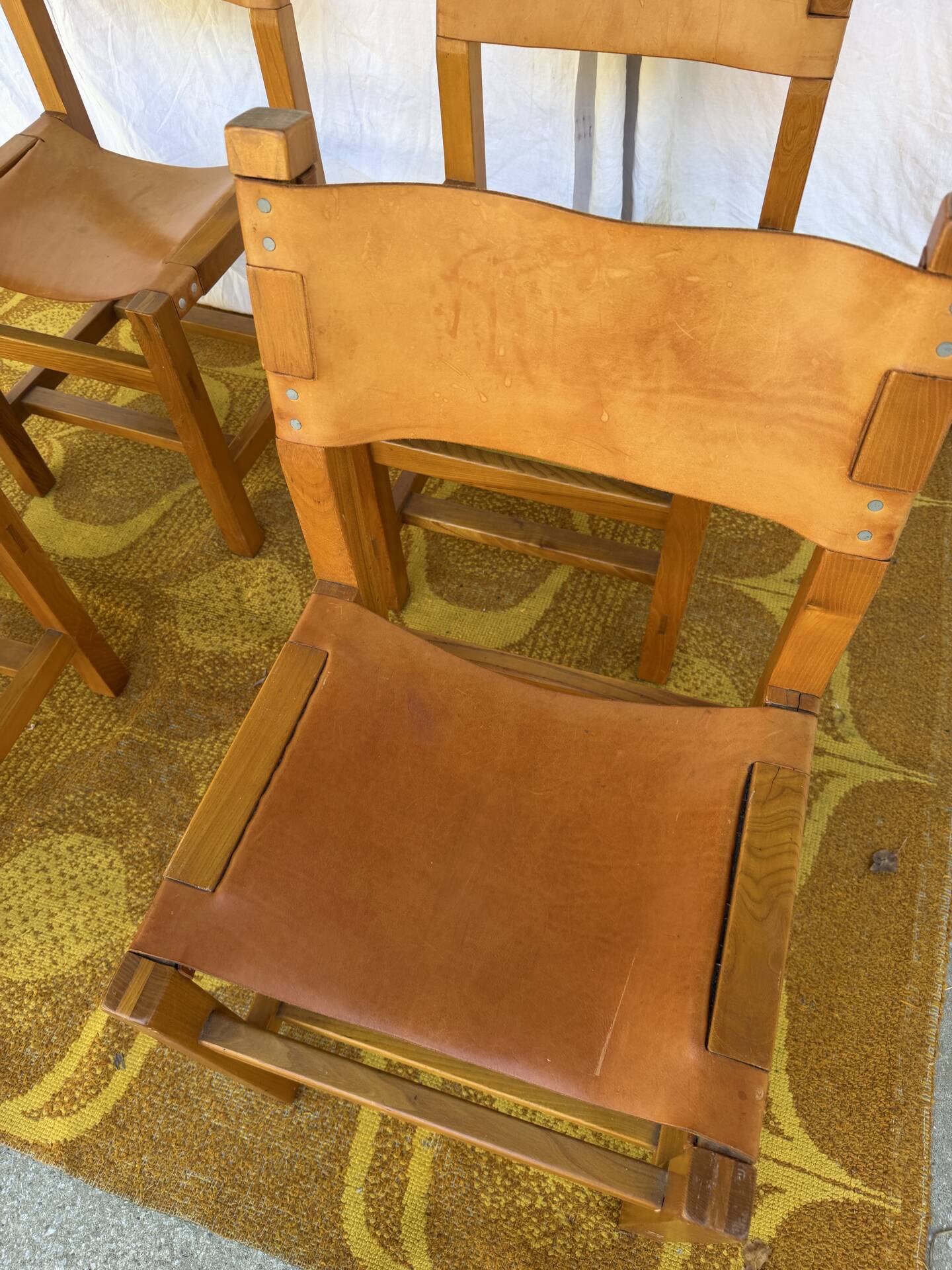 Set of 4 chairs Maison Regain in leather and solid elm.