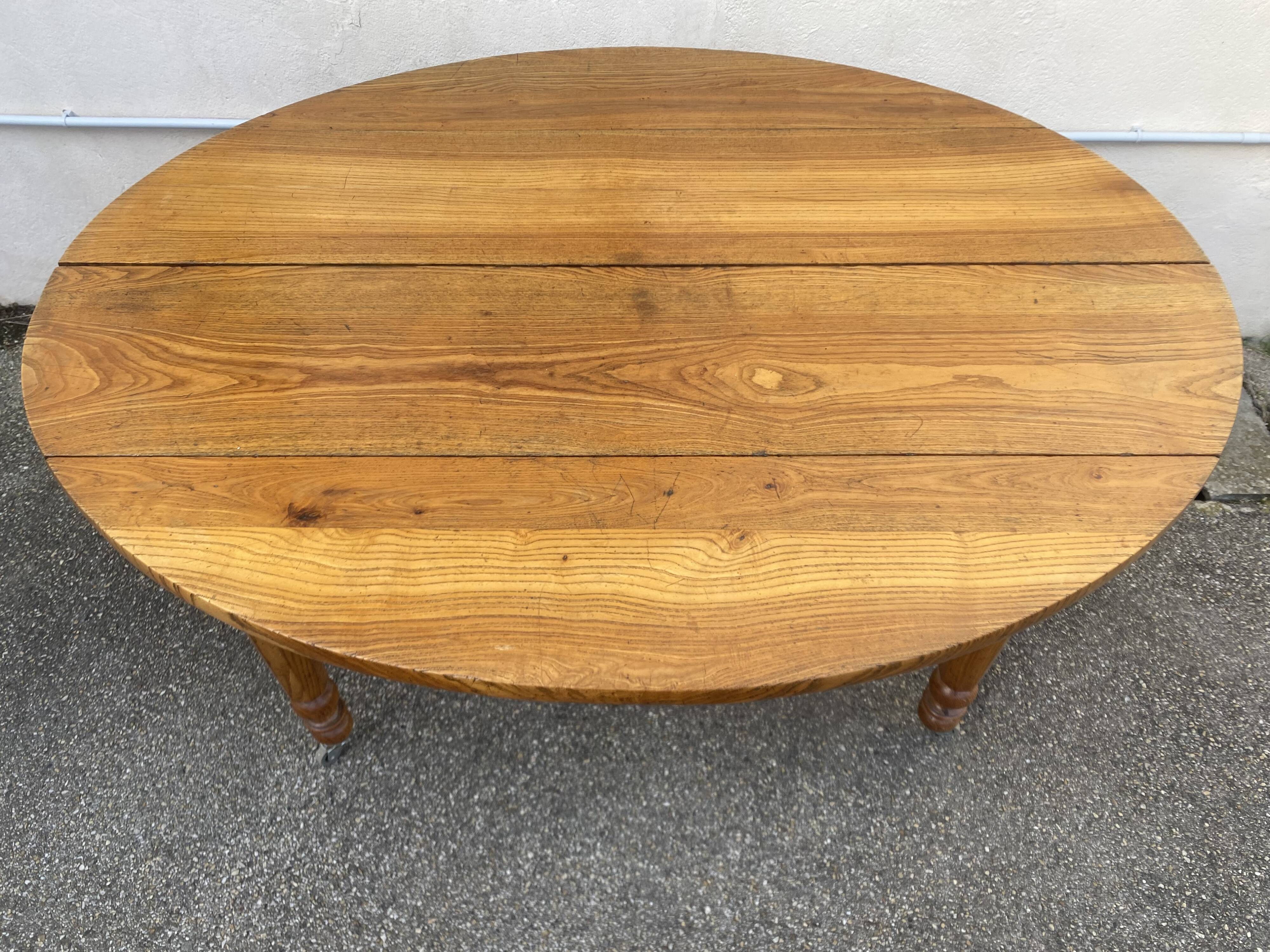 Table à 8 pieds en frêne, avec 6 allonges.