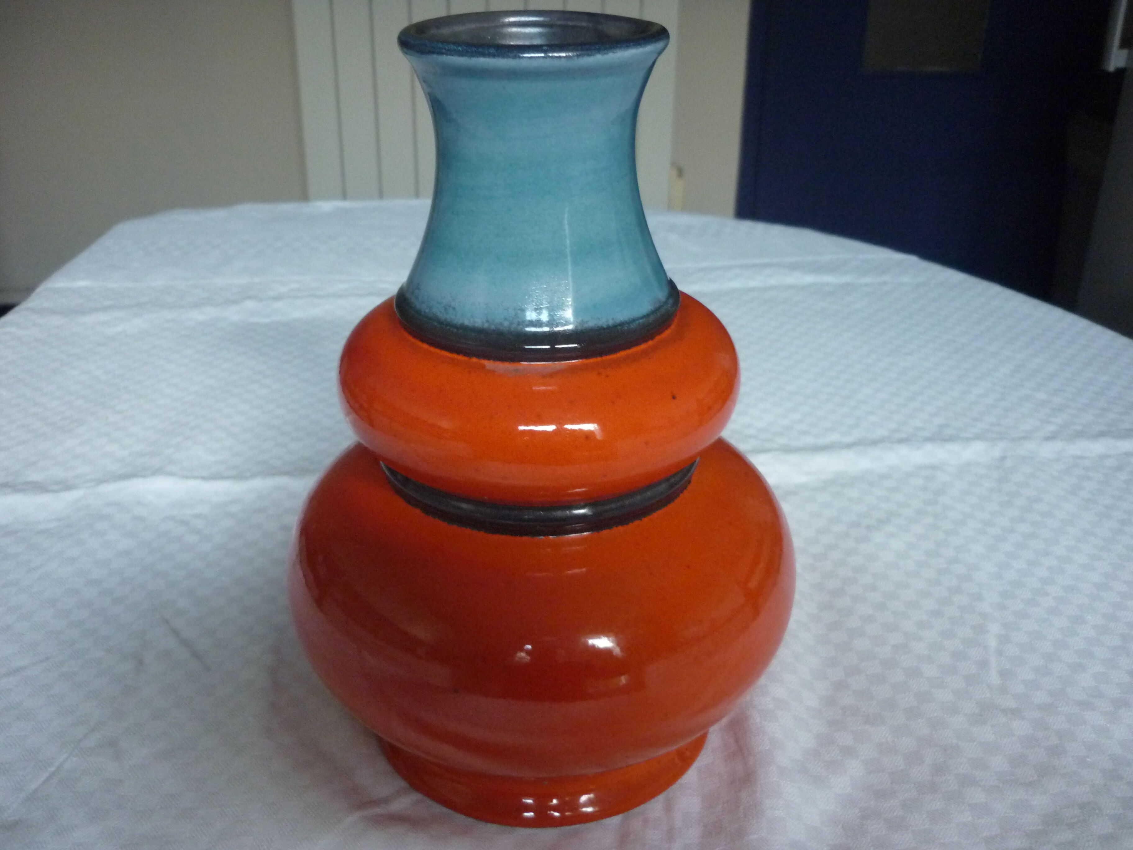 Vase vintage en céramique rouge orangé et bleu