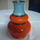 Vase vintage en céramique rouge orangé et bleu