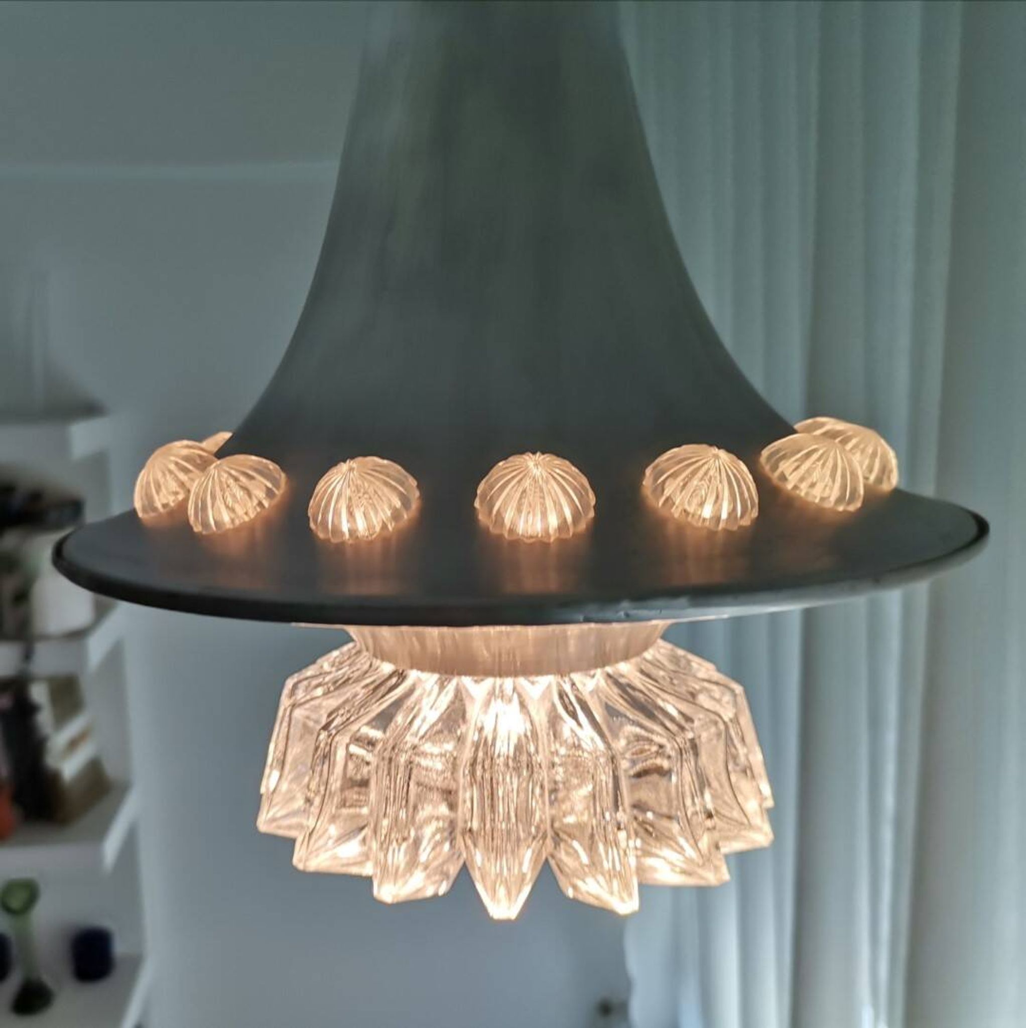 Grande lampe suspendue en aluminium contemporaine
